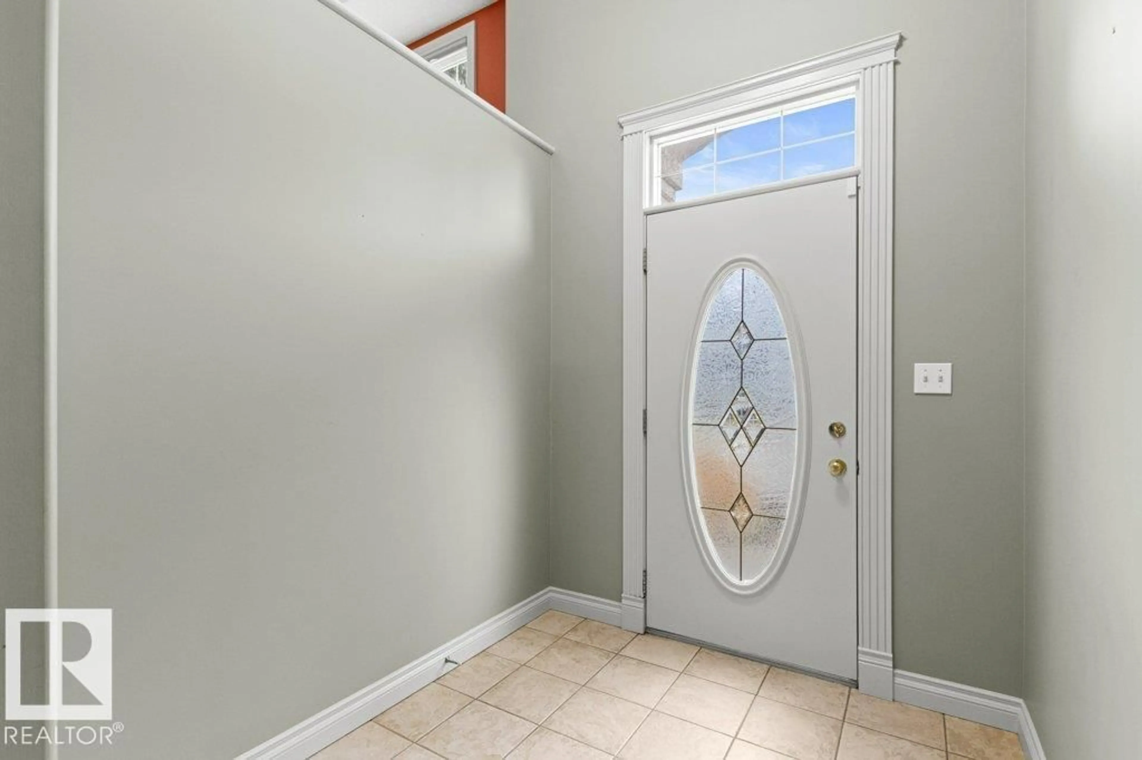 Indoor entryway for 11686 15 AV, Edmonton Alberta T6J7E1