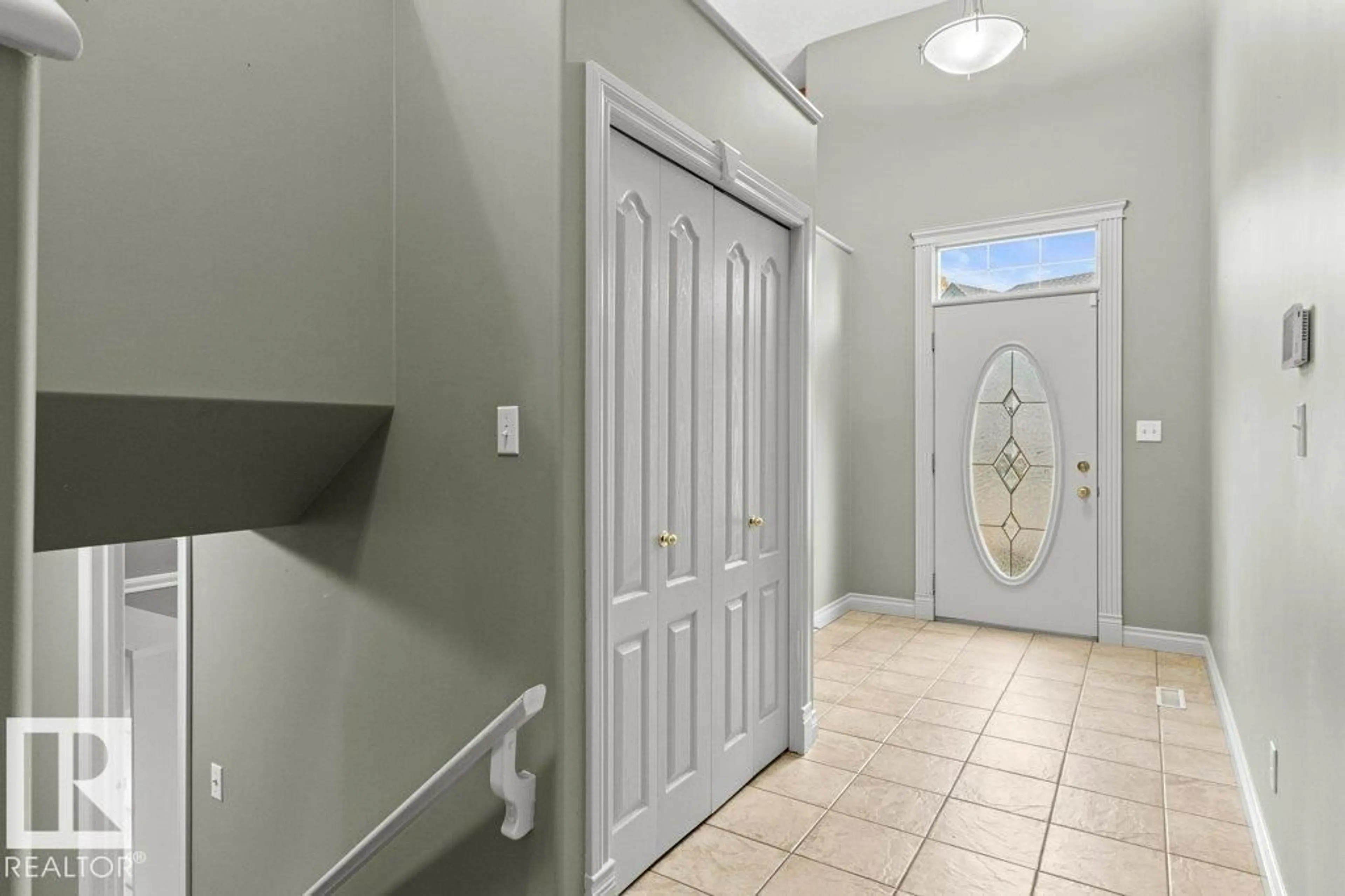 Indoor entryway for 11686 15 AV, Edmonton Alberta T6J7E1