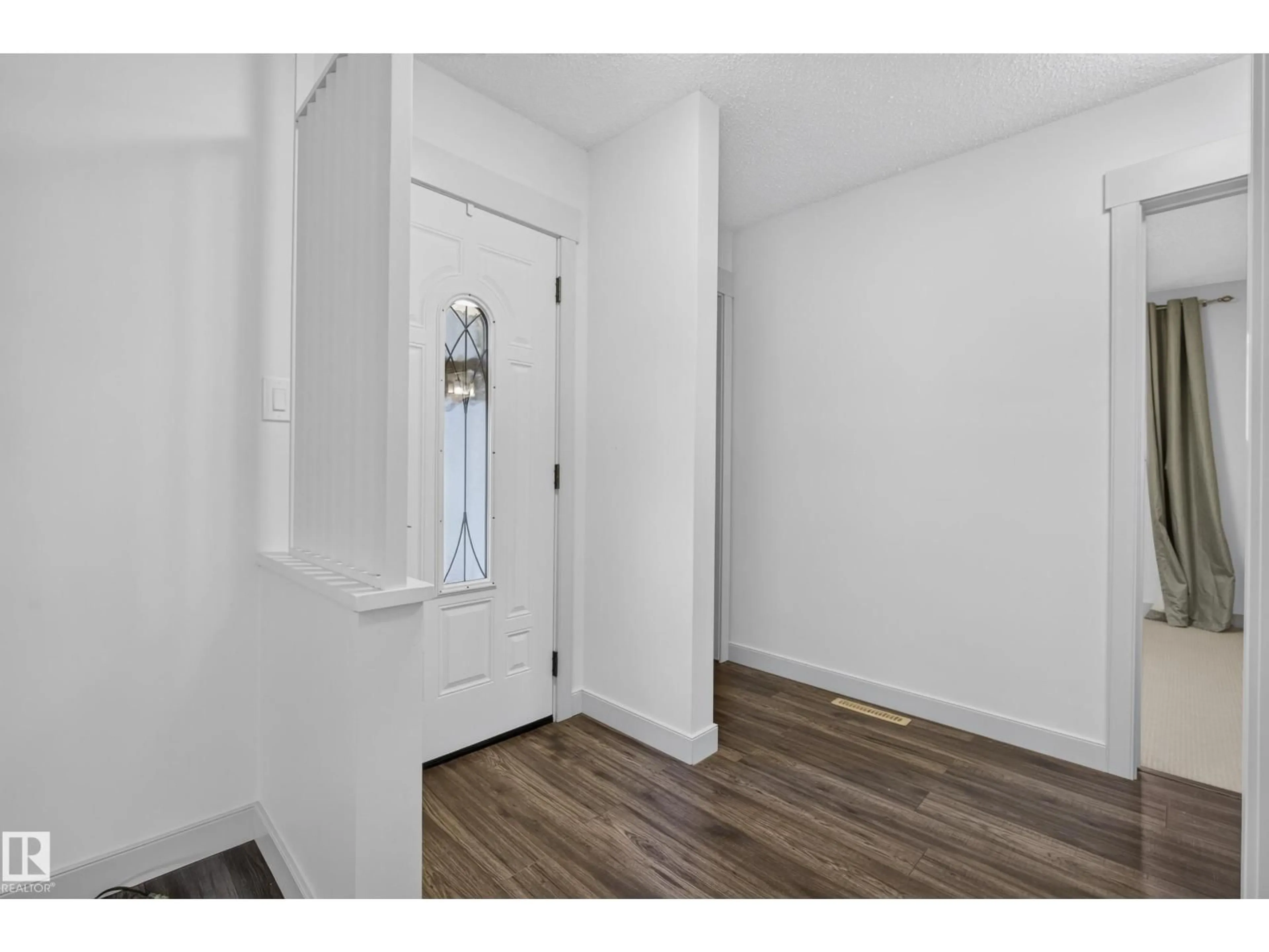 Indoor entryway for 58 PINE ST, Sherwood Park Alberta T8N1S7
