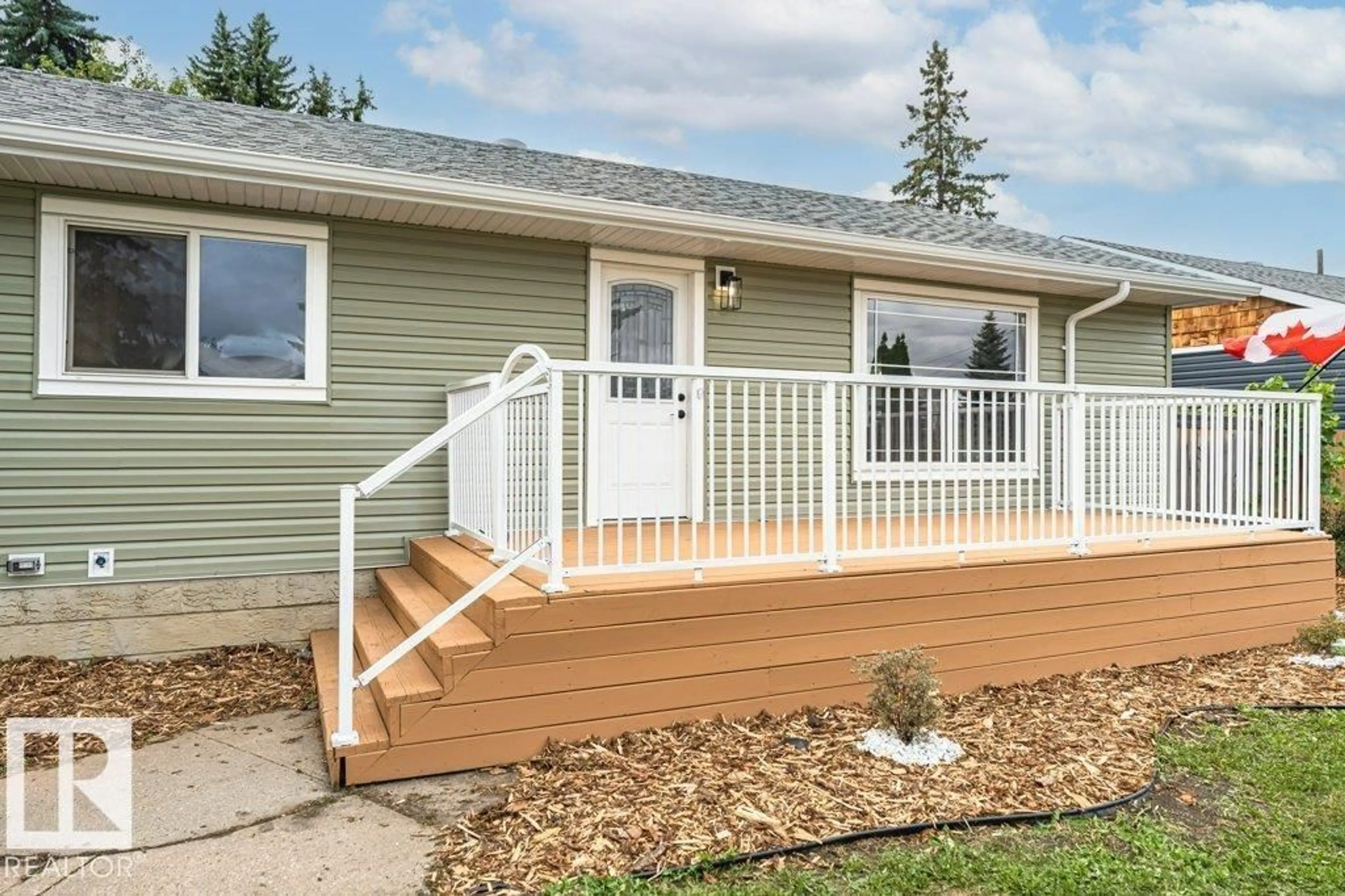 Home with vinyl exterior material, street for NW - 10624 40 ST, Edmonton Alberta T6A1T2