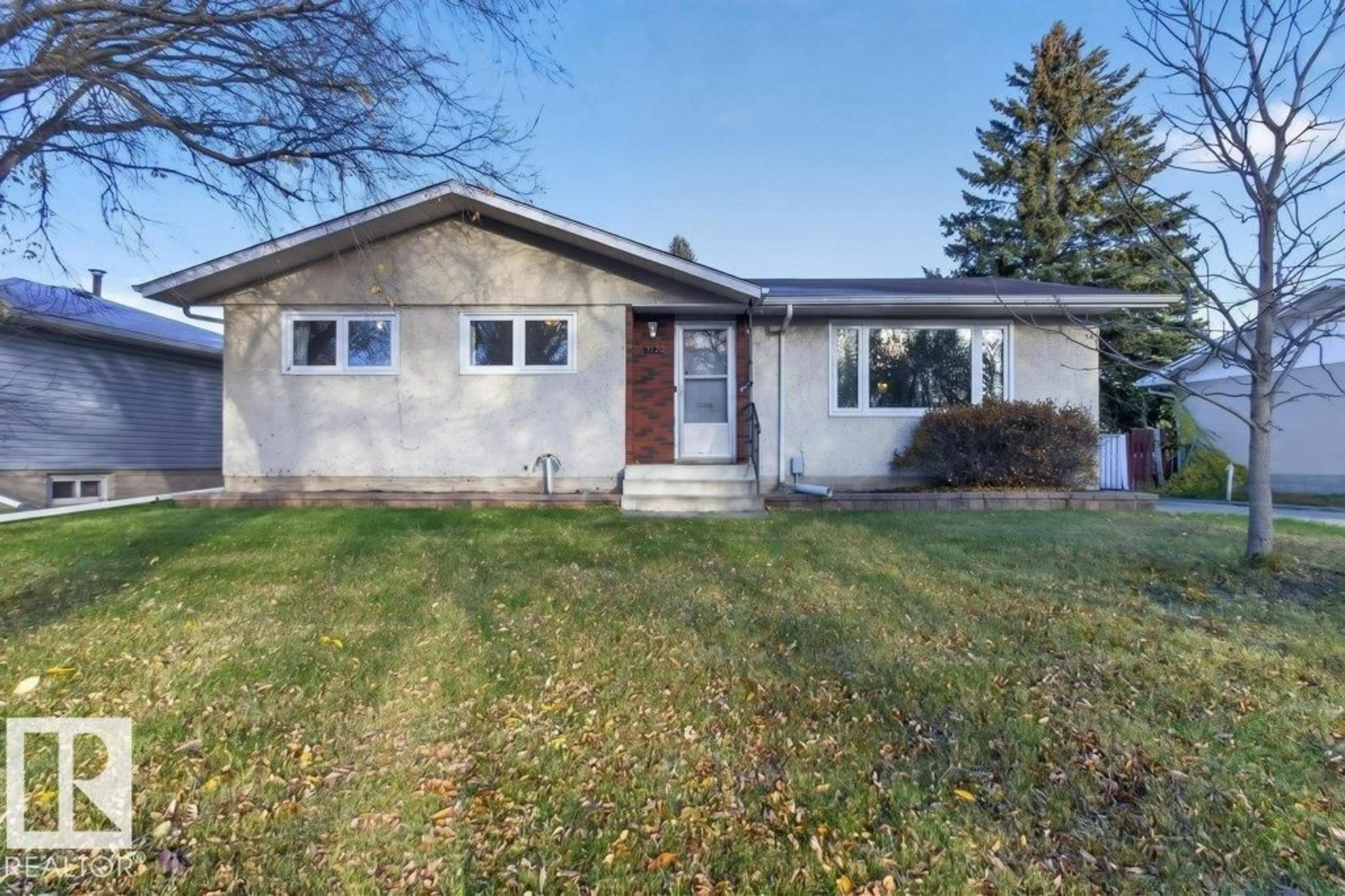 Home with vinyl exterior material, street for 9120 92 AV, Fort Saskatchewan Alberta T8L1A7
