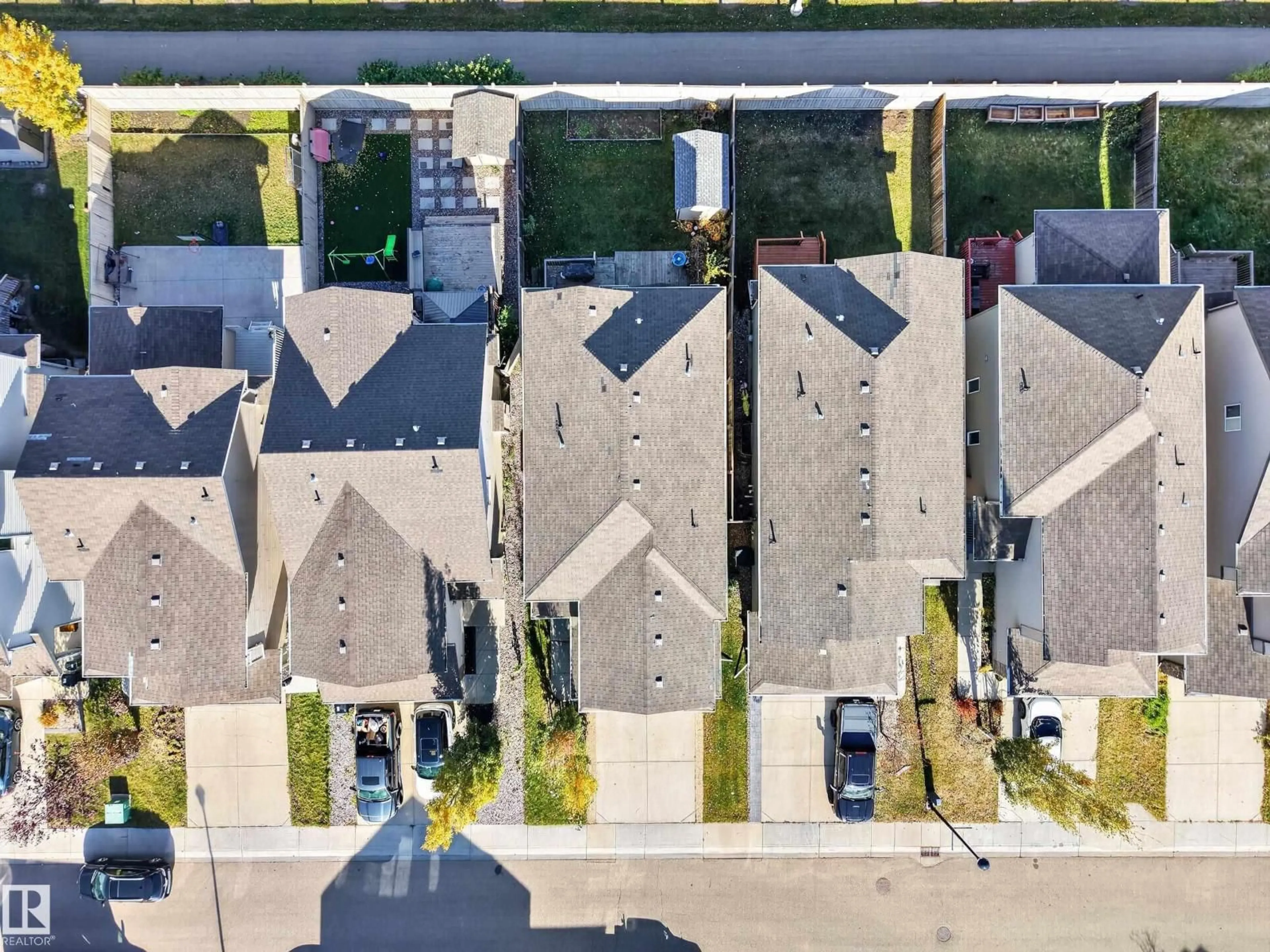 A pic from outside/outdoor area/front of a property/back of a property/a pic from drone, street for SW SW - 1606 CHAPMAN WY, Edmonton Alberta T6W0Z2