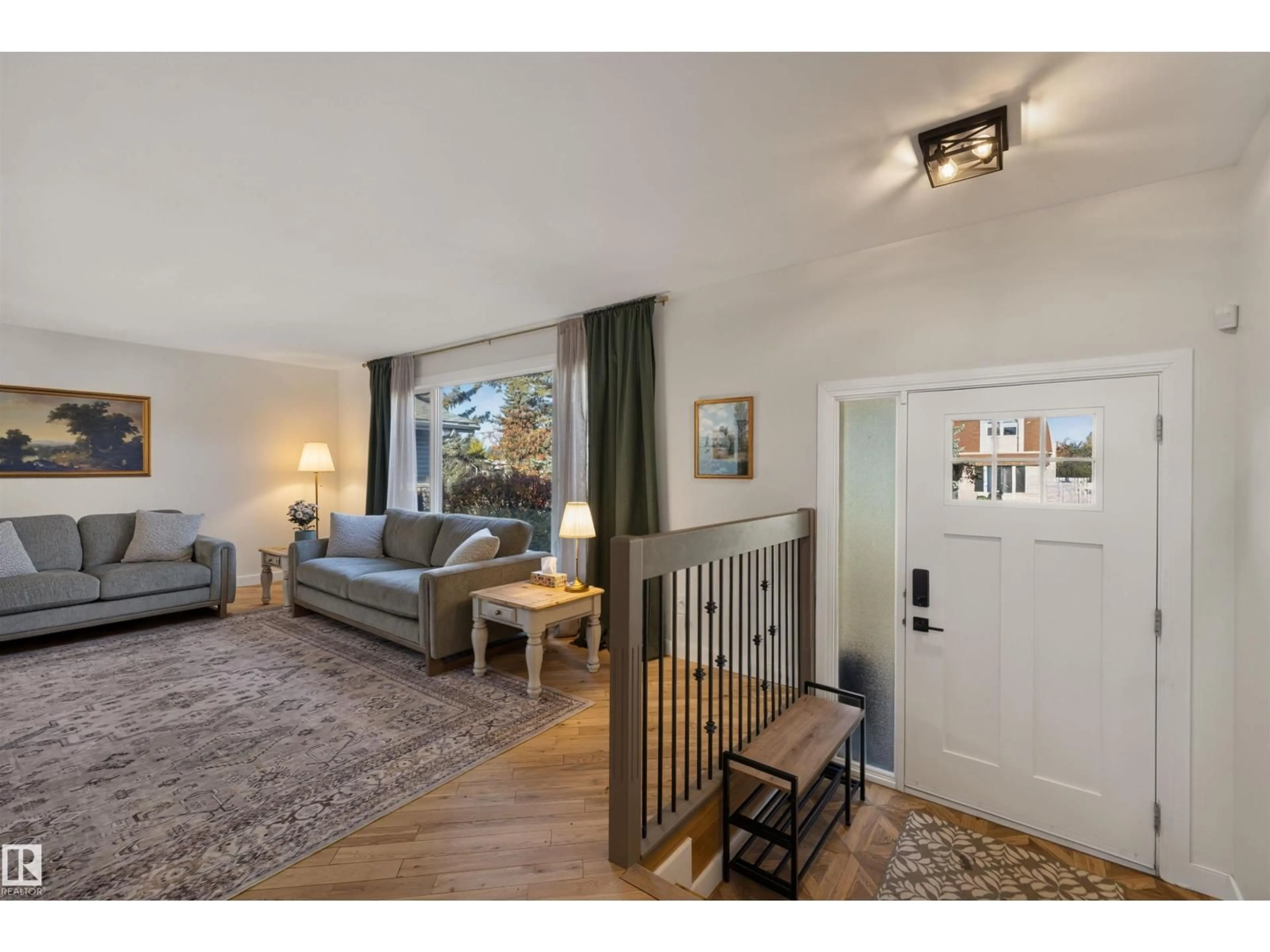 Indoor entryway for 10563 35 AVE, Edmonton Alberta T6J2M1