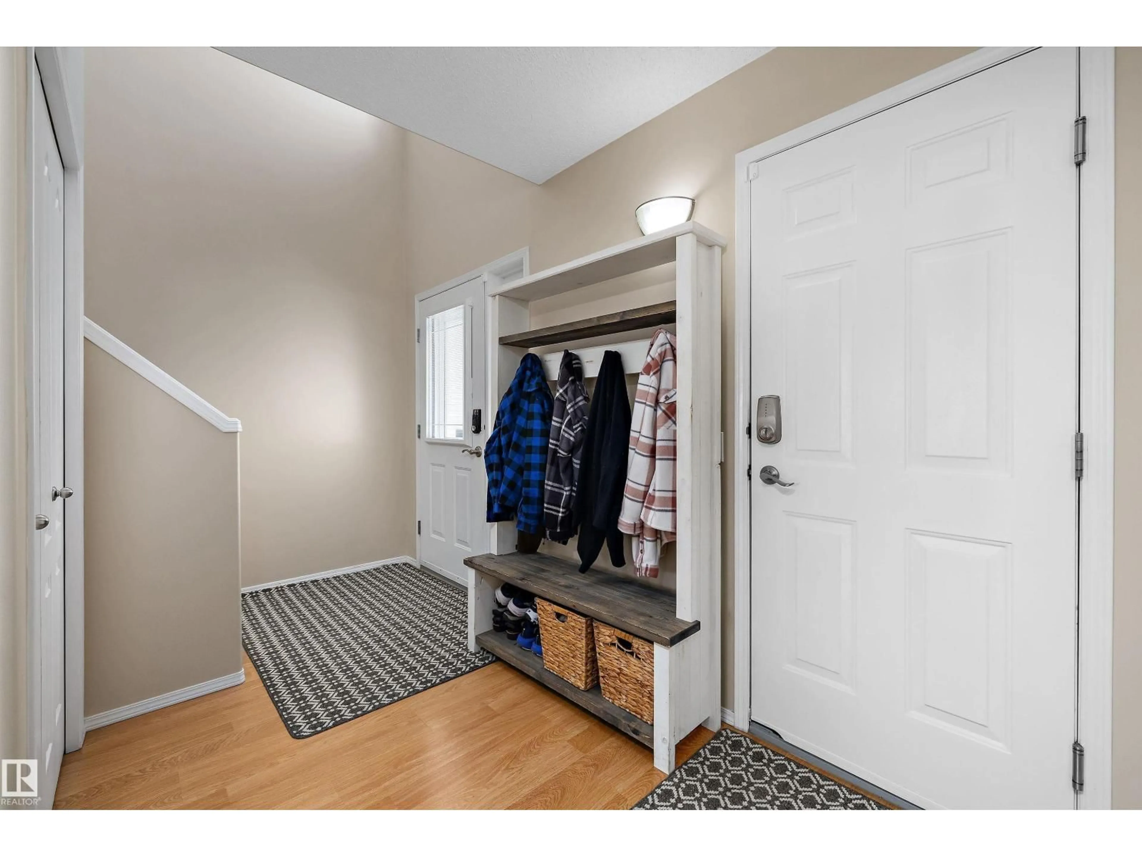 Indoor entryway for 549 KLARVATTEN LAKE WD, Edmonton Alberta T5Z3M1