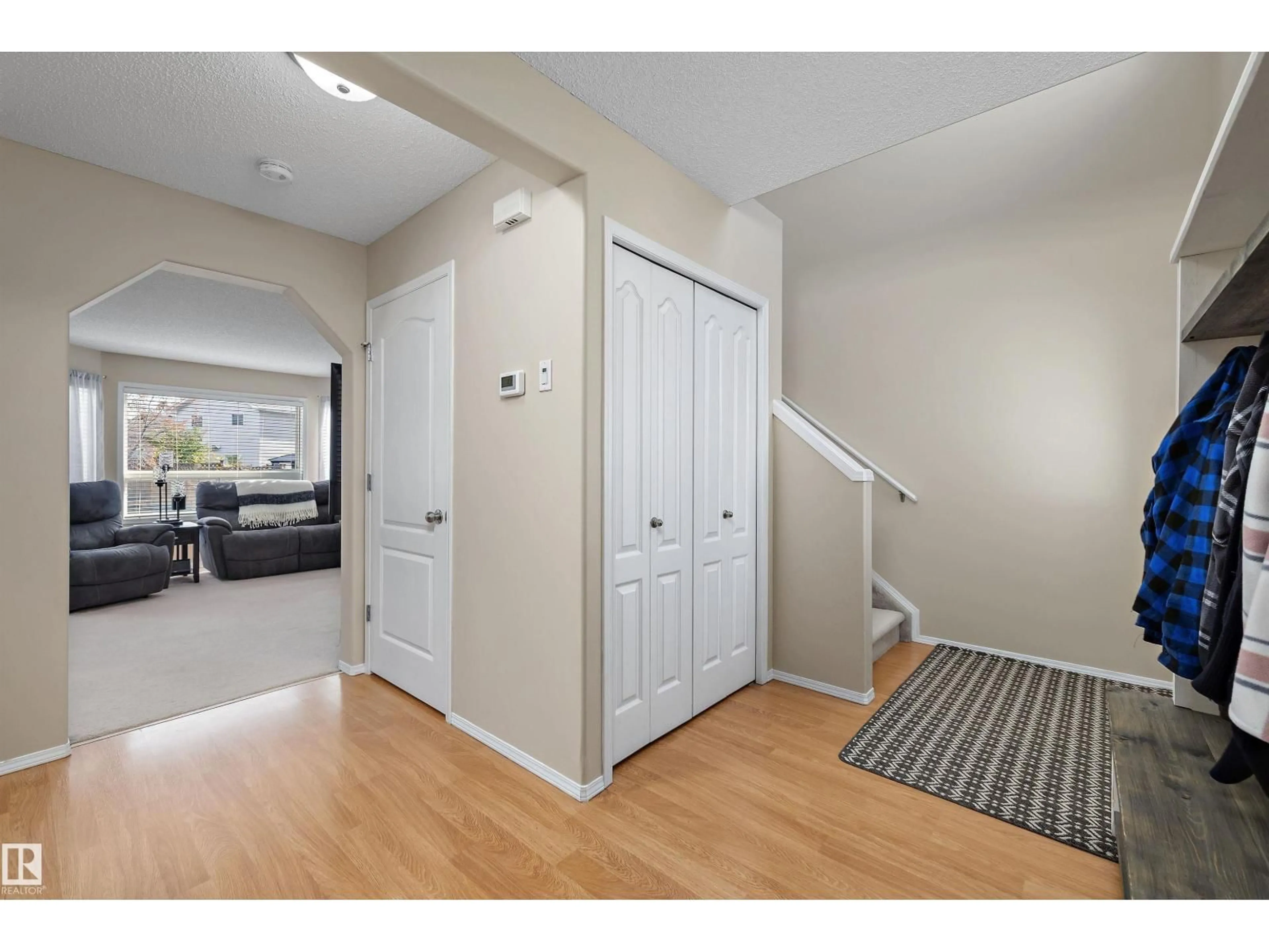 Indoor entryway for 549 KLARVATTEN LAKE WD, Edmonton Alberta T5Z3M1