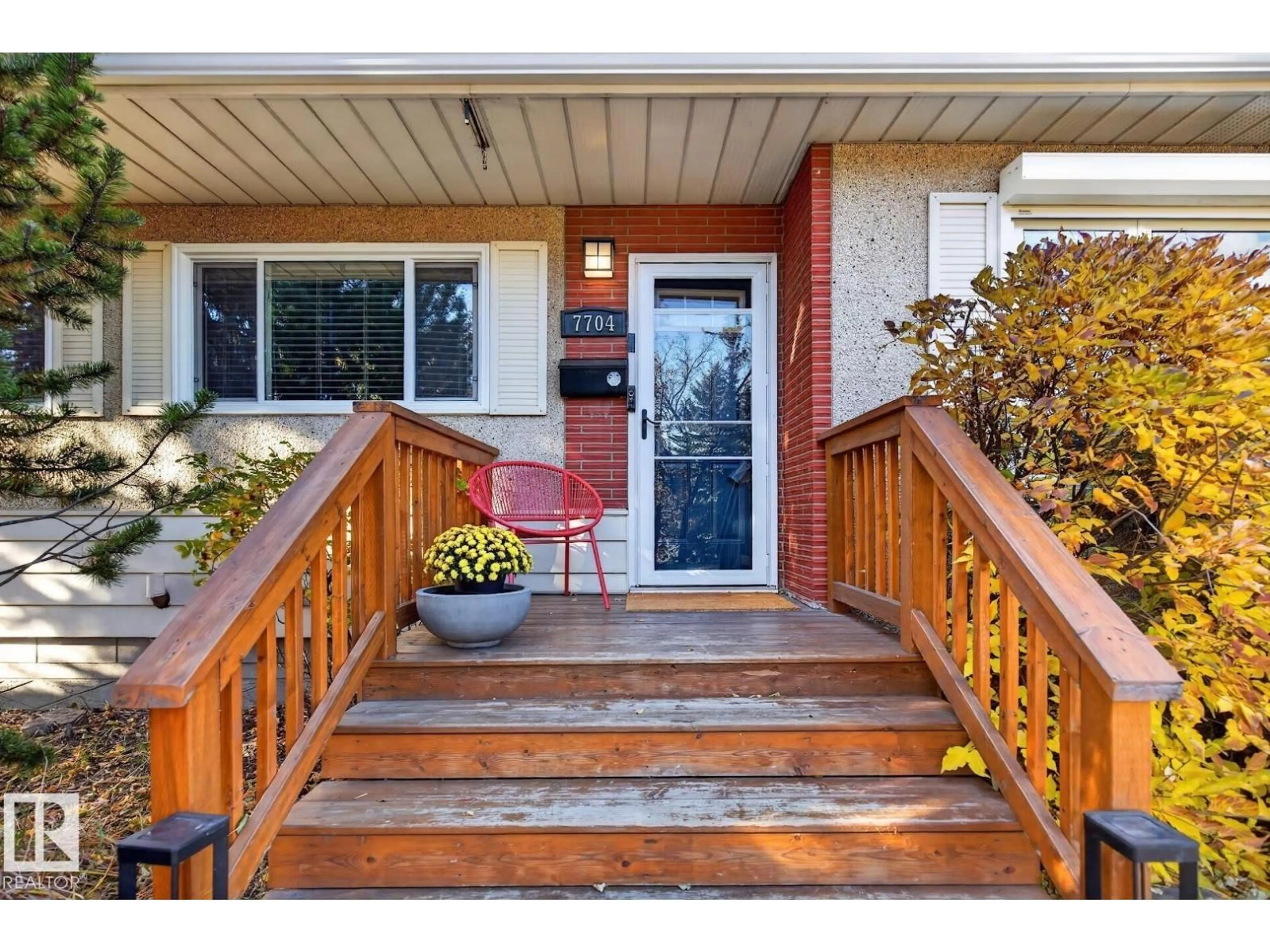 Indoor entryway for NW - 7704 102 AV, Edmonton Alberta T6A0P4