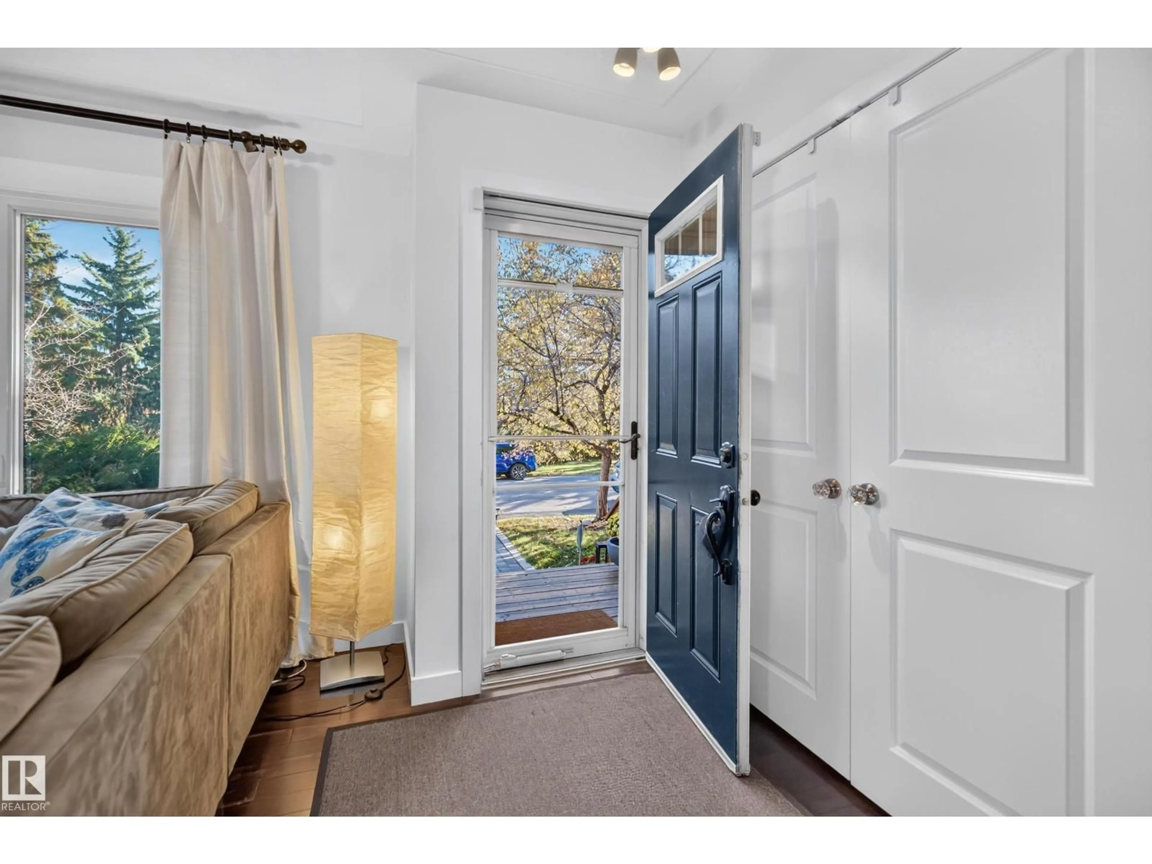 Indoor entryway for NW - 7704 102 AV, Edmonton Alberta T6A0P4