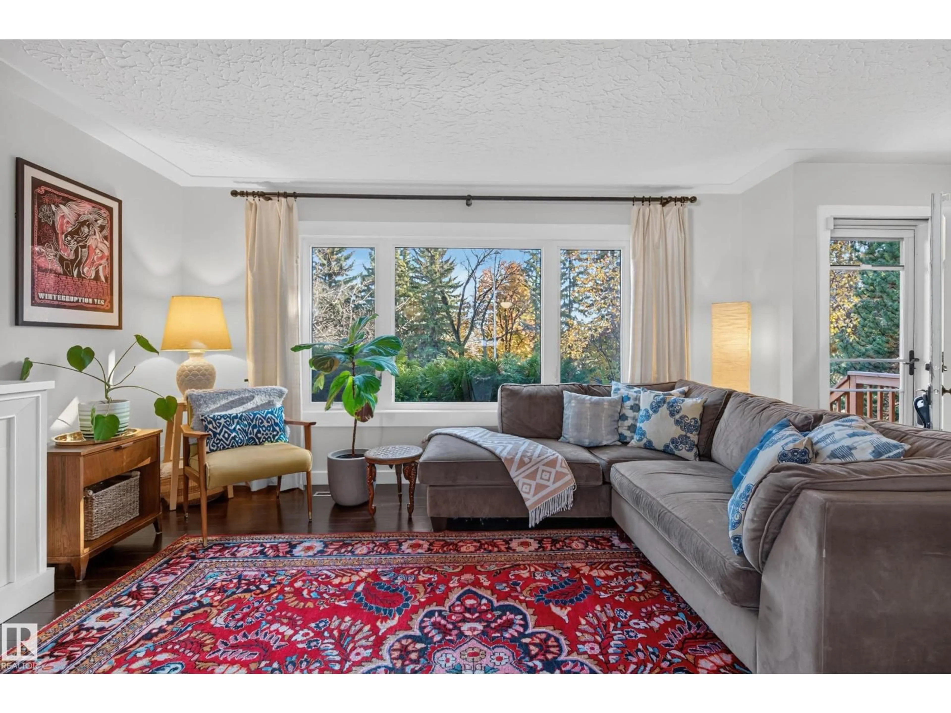Living room with furniture, carpet floor for NW - 7704 102 AV, Edmonton Alberta T6A0P4