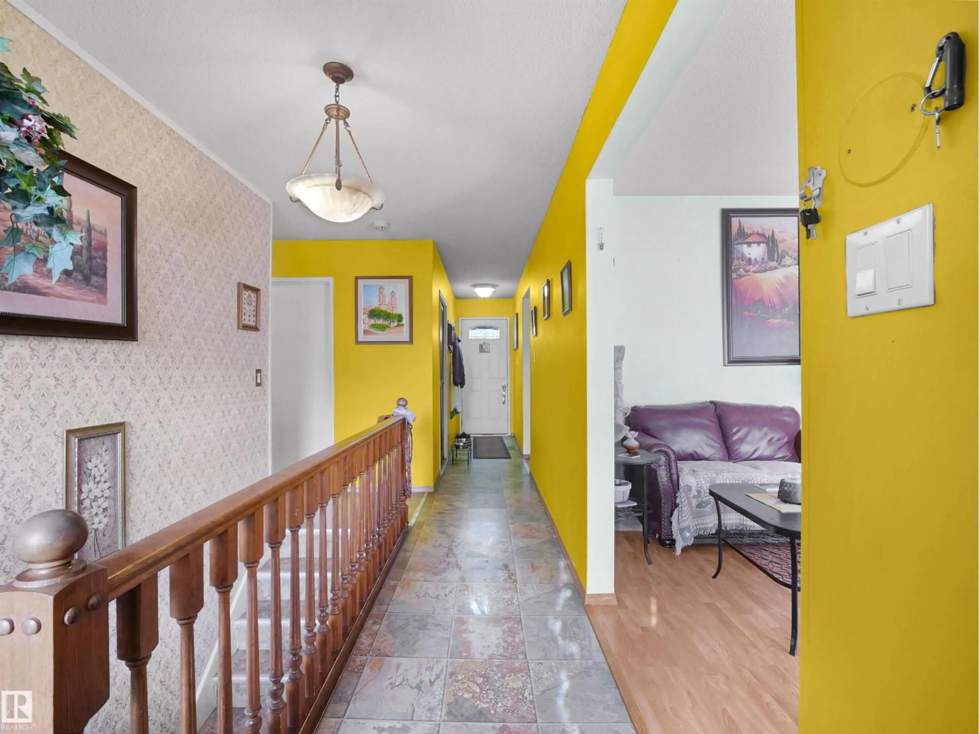 Indoor foyer for 17108 82 AV, Edmonton Alberta T5T0C1
