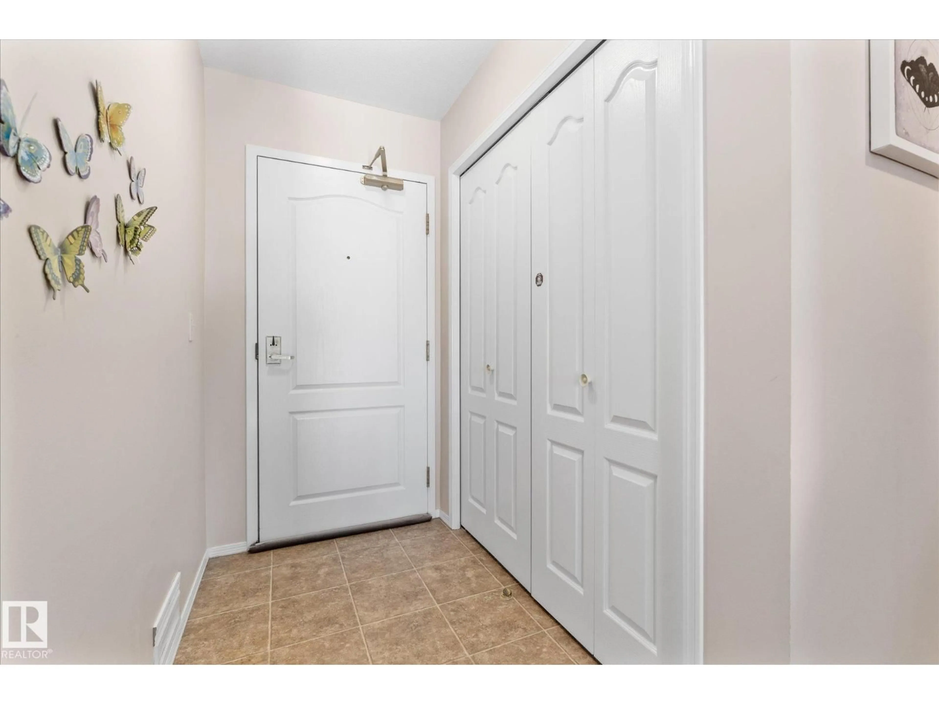 Indoor entryway for 452 13441 127 ST NW, Edmonton Alberta T5L5B6