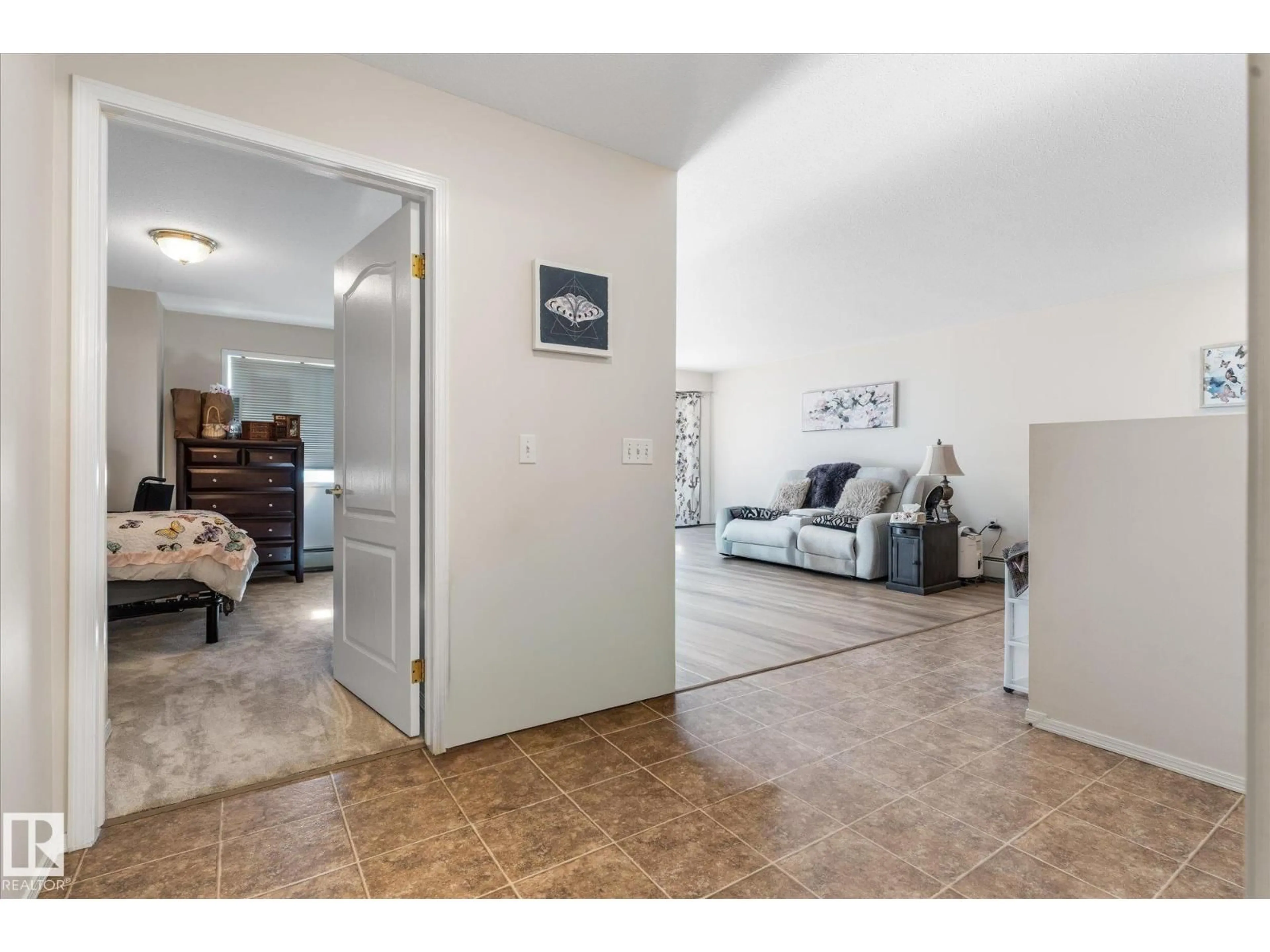 Indoor entryway for 452 13441 127 ST NW, Edmonton Alberta T5L5B6