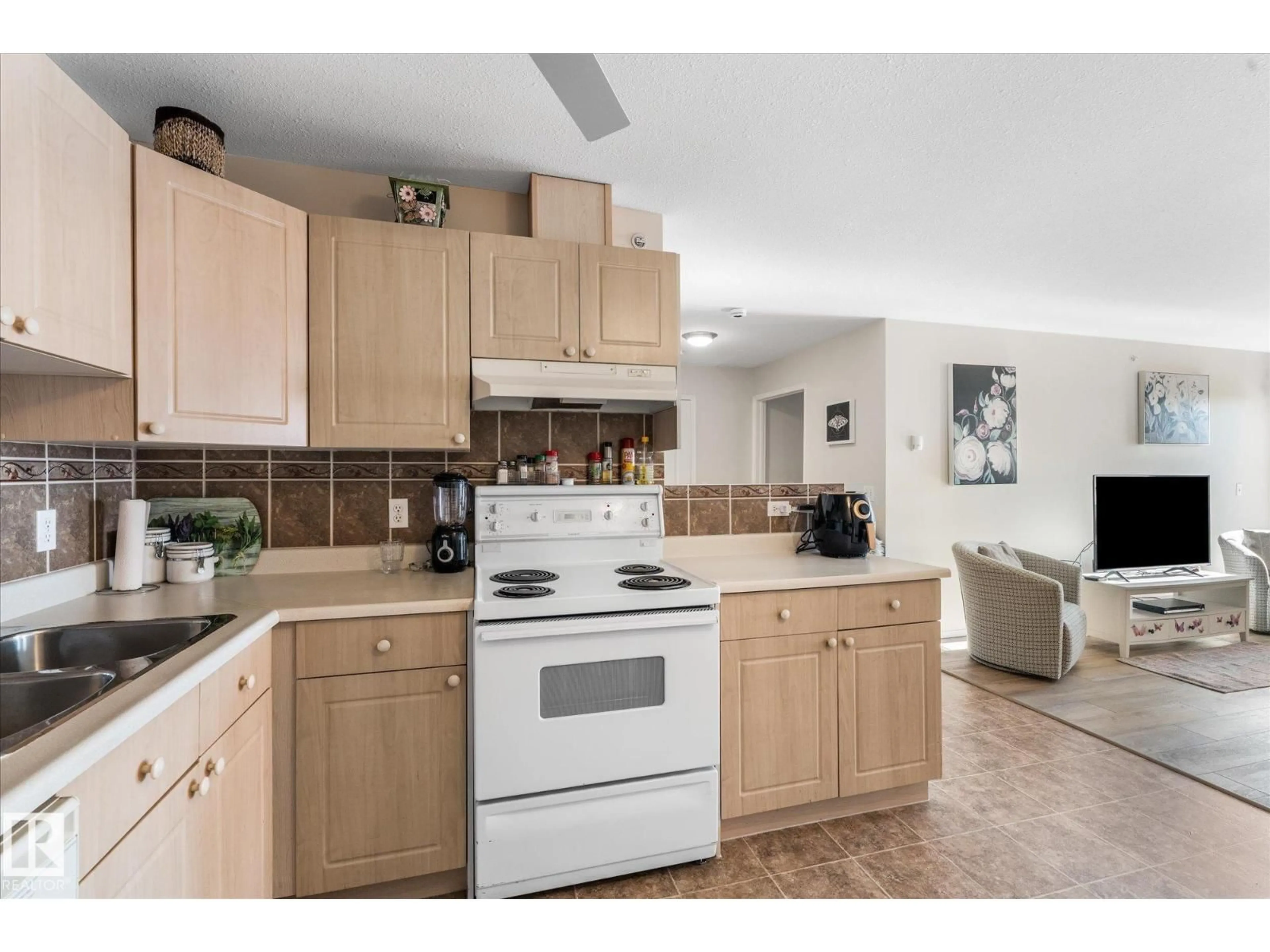 Standard kitchen, unknown for 452 13441 127 ST NW, Edmonton Alberta T5L5B6