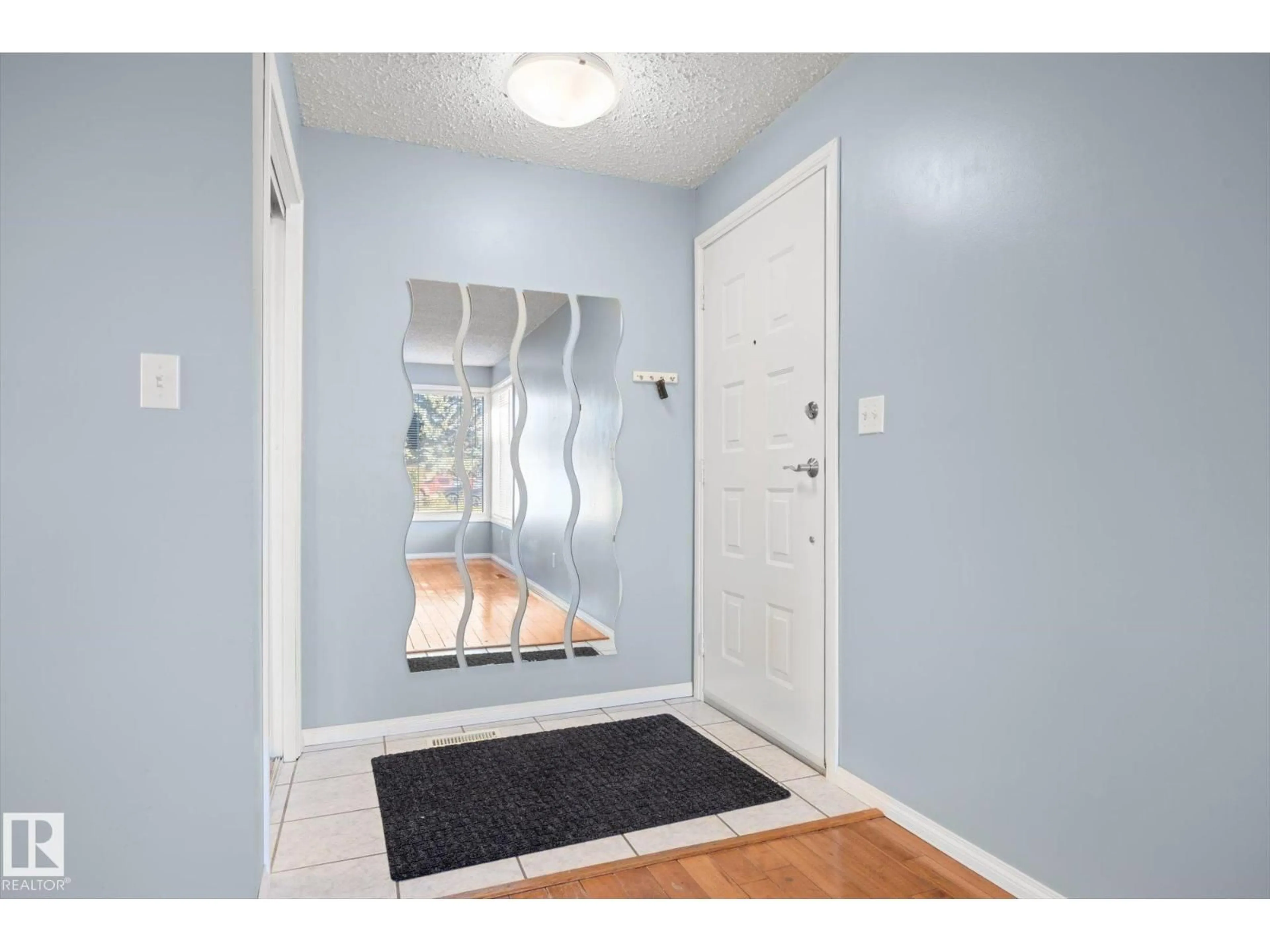 Indoor entryway for NW - 14107 114 ST, Edmonton Alberta T5X1R6
