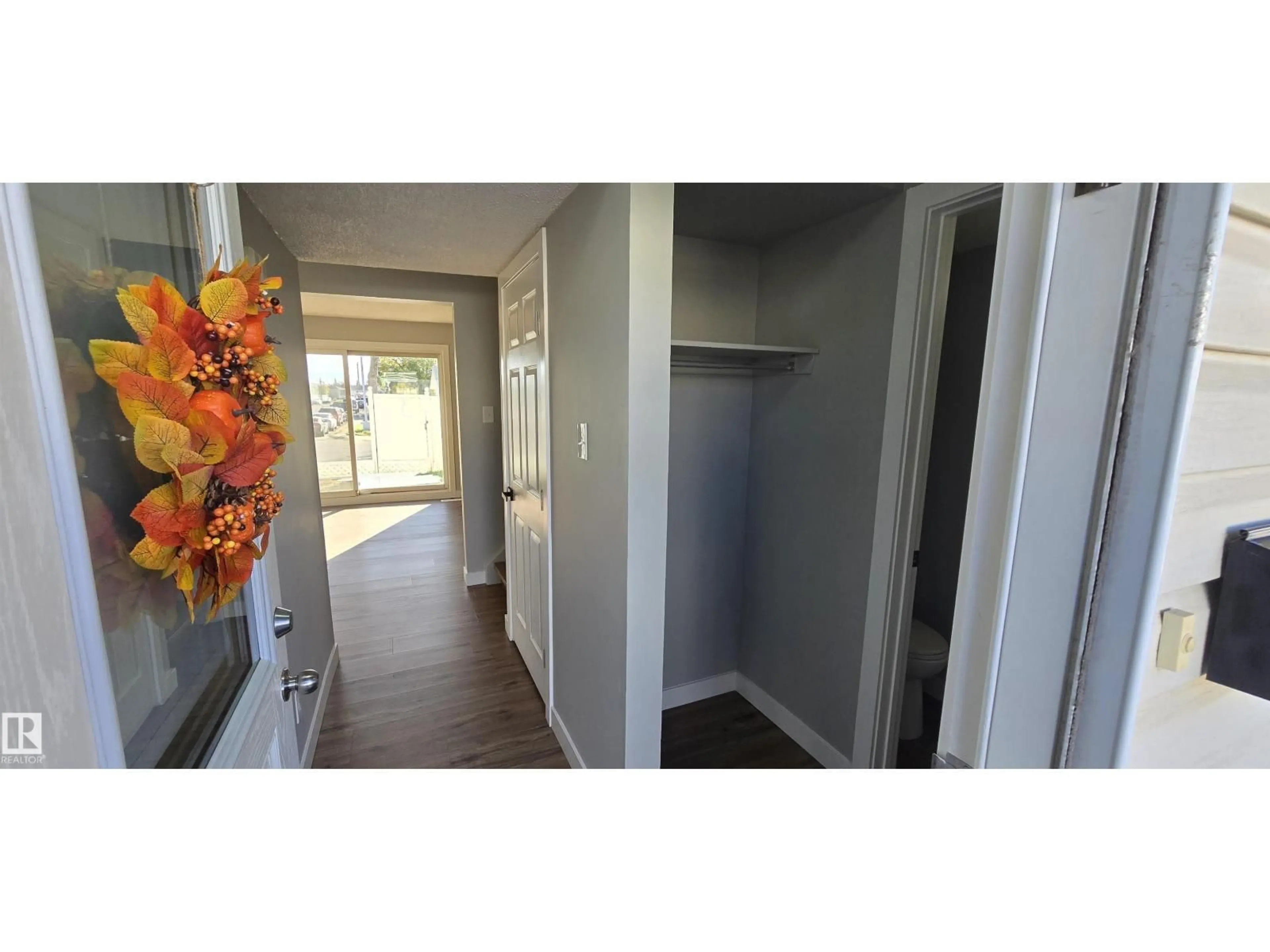 Indoor entryway for 11430 139 AV, Edmonton Alberta T5X3L4