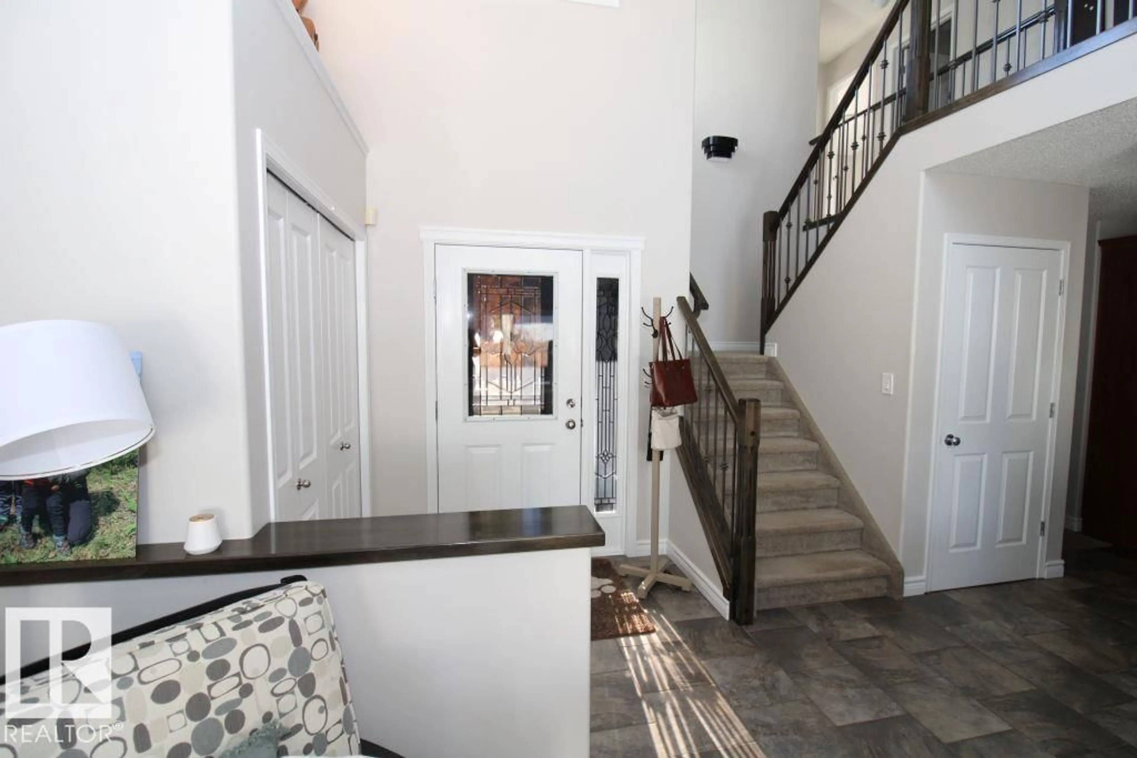 Indoor foyer for 13 DARTMOUTH CR, St. Albert Alberta T8N6S4
