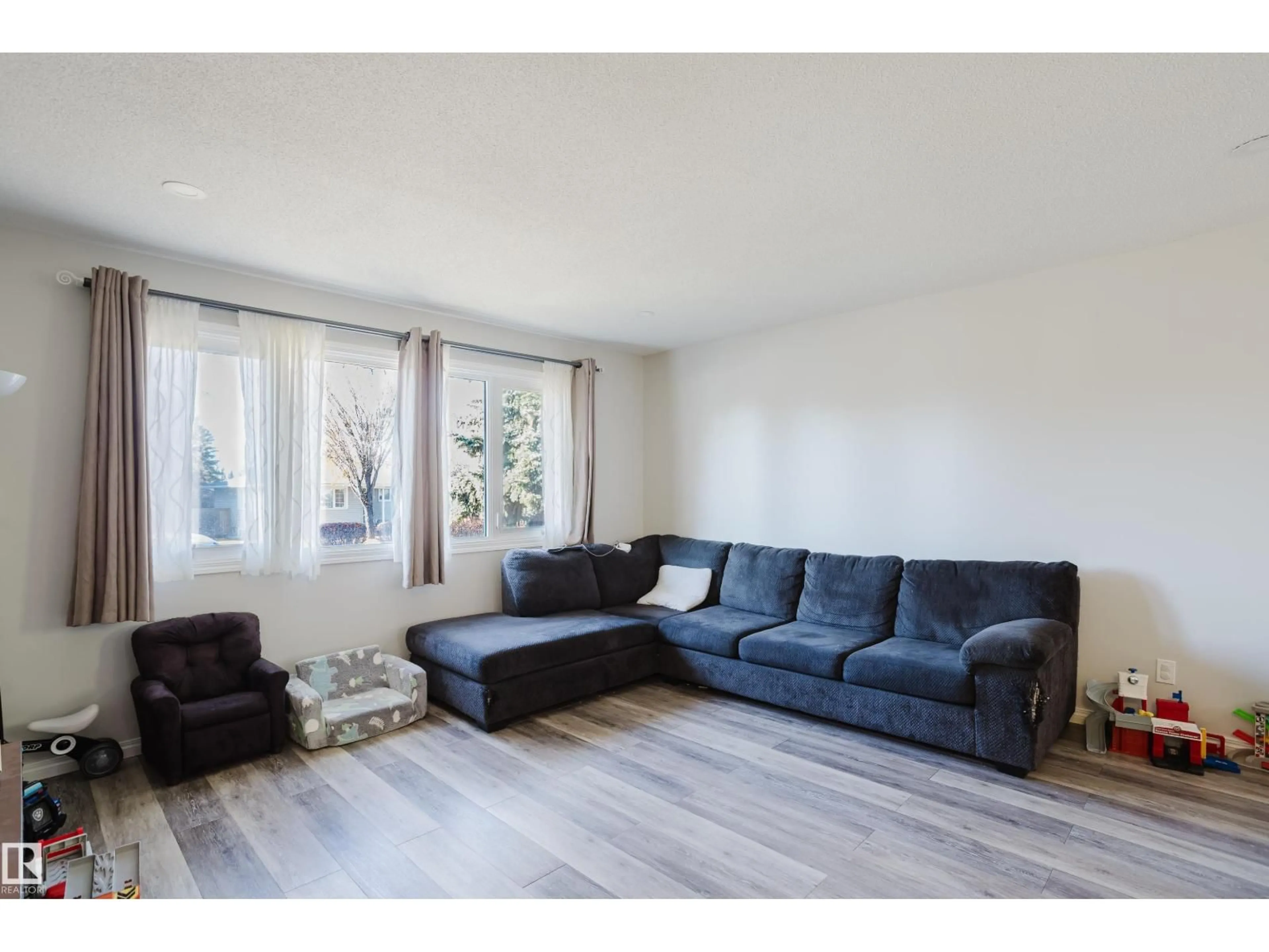 Living room with furniture, wood/laminate floor for 67 STARLING DR, Sherwood Park Alberta T8A0A6