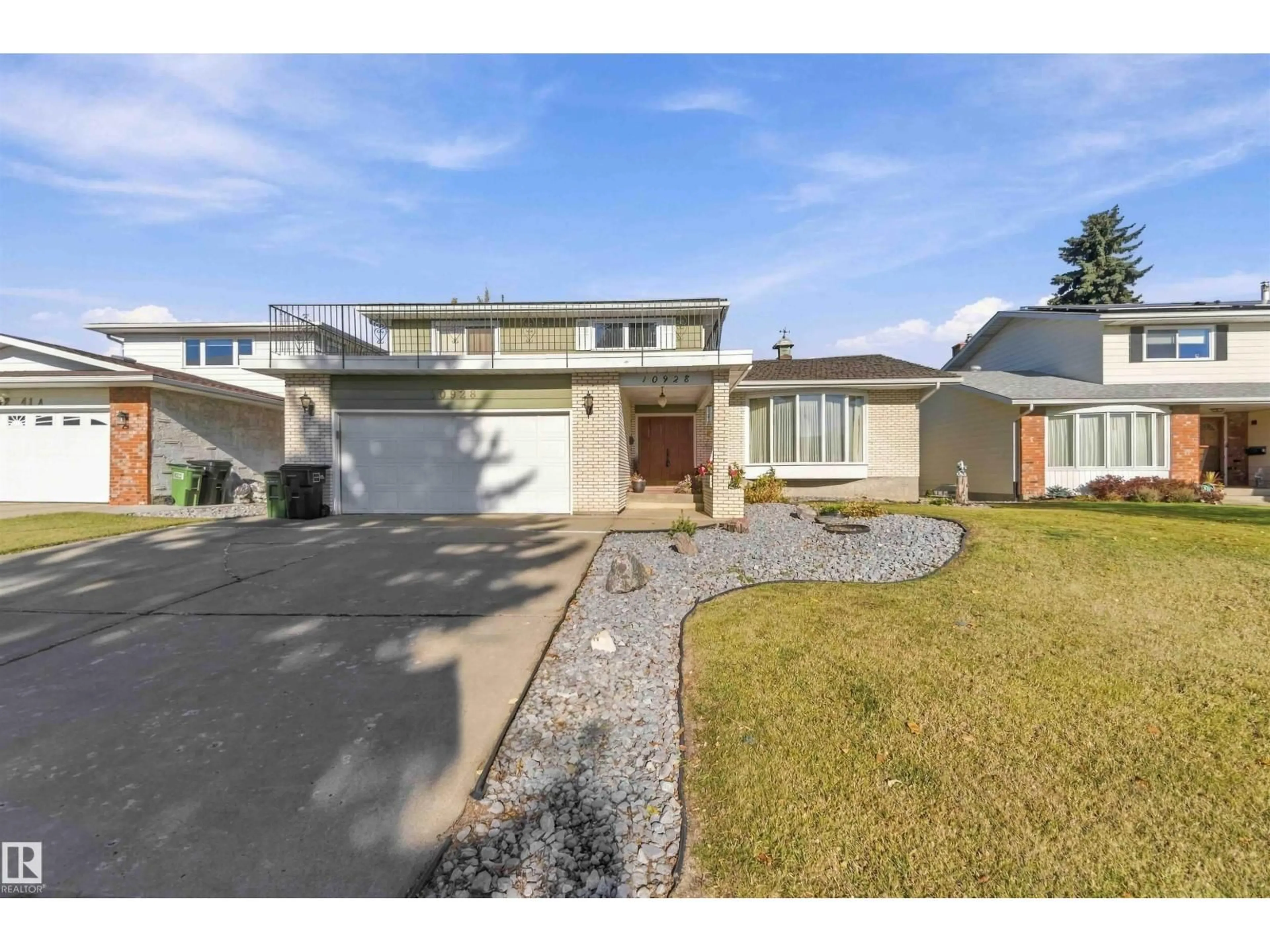 Home with vinyl exterior material, street for 10928 41A AV, Edmonton Alberta T6J2T3