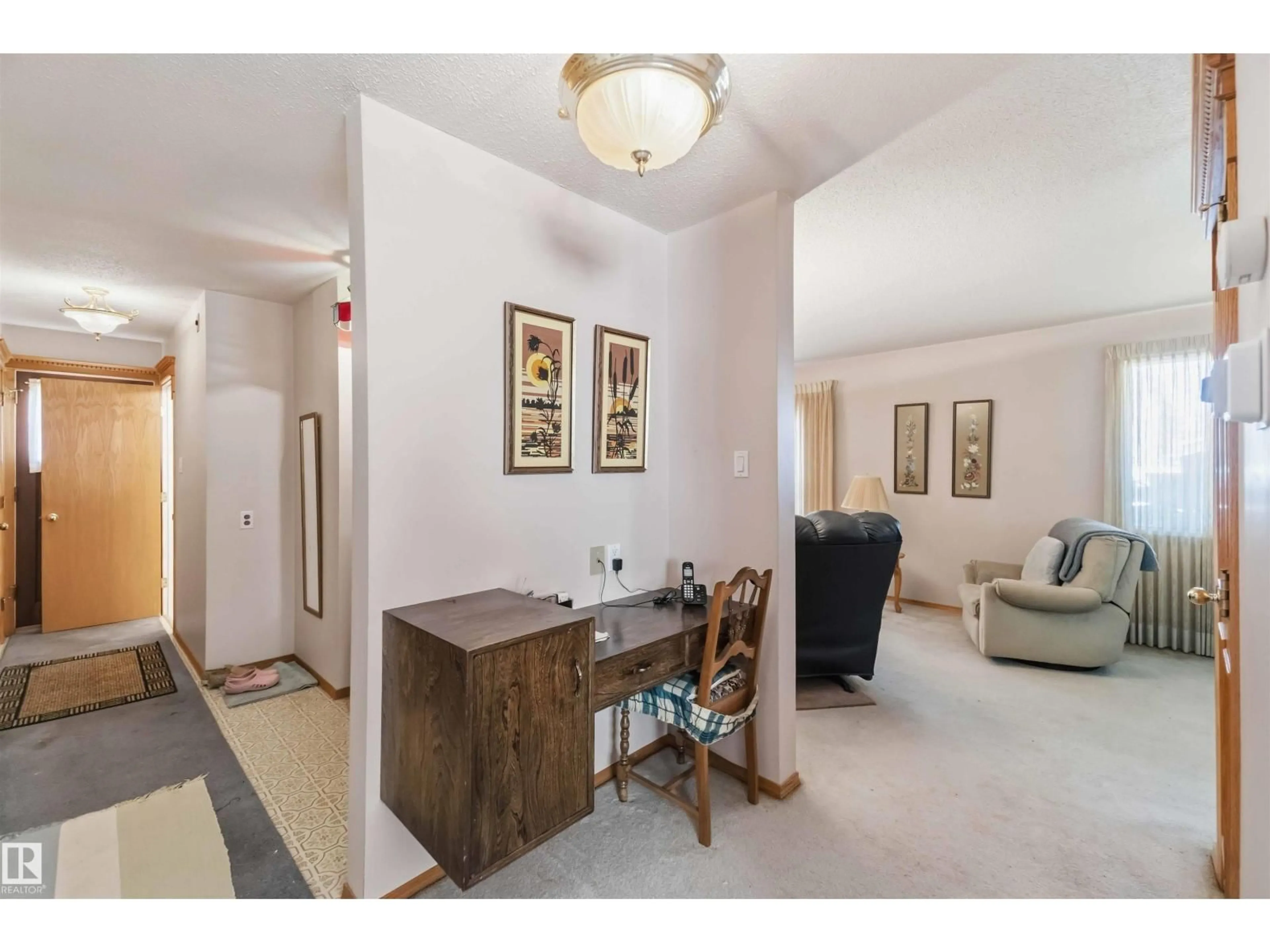 Indoor foyer for 10928 41A AV, Edmonton Alberta T6J2T3