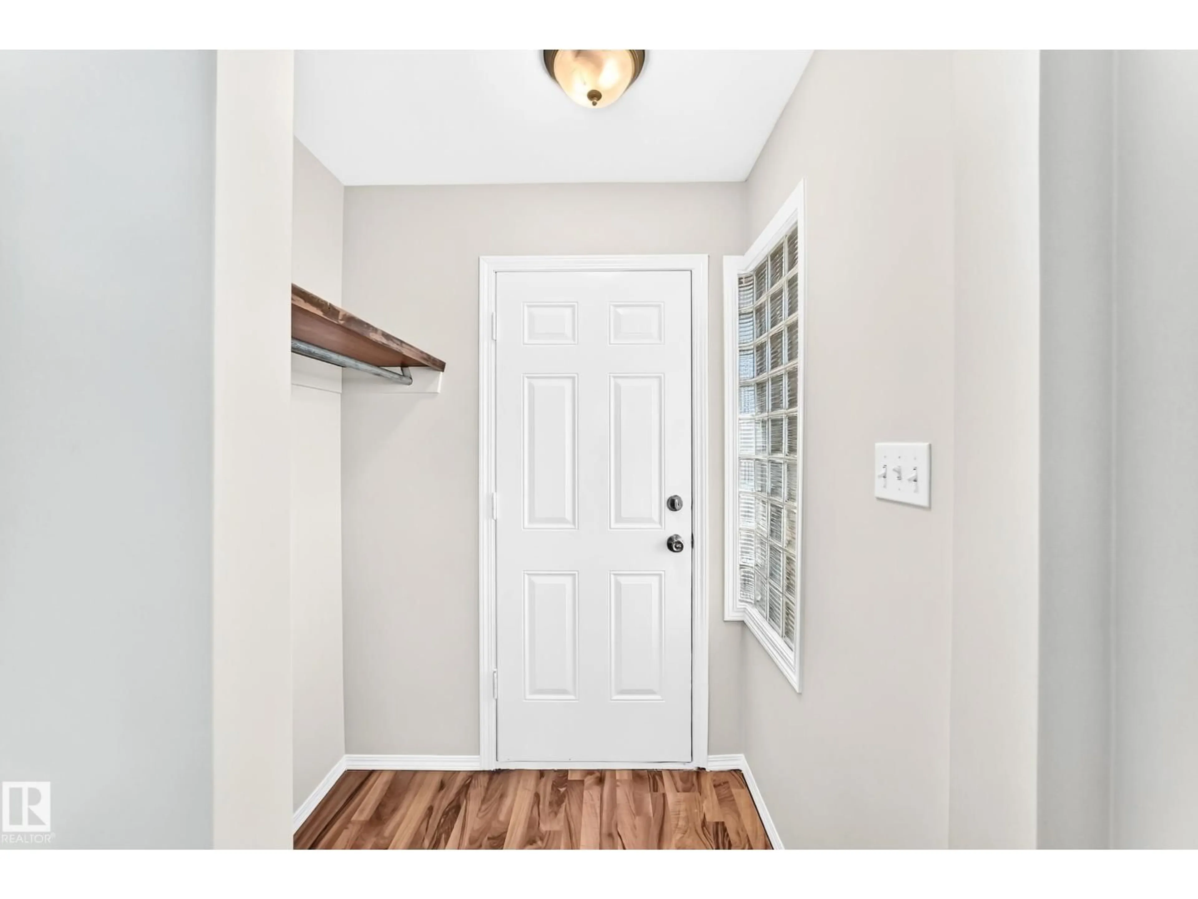 Indoor entryway for 12217 88 ST, Edmonton Alberta T5B3S7