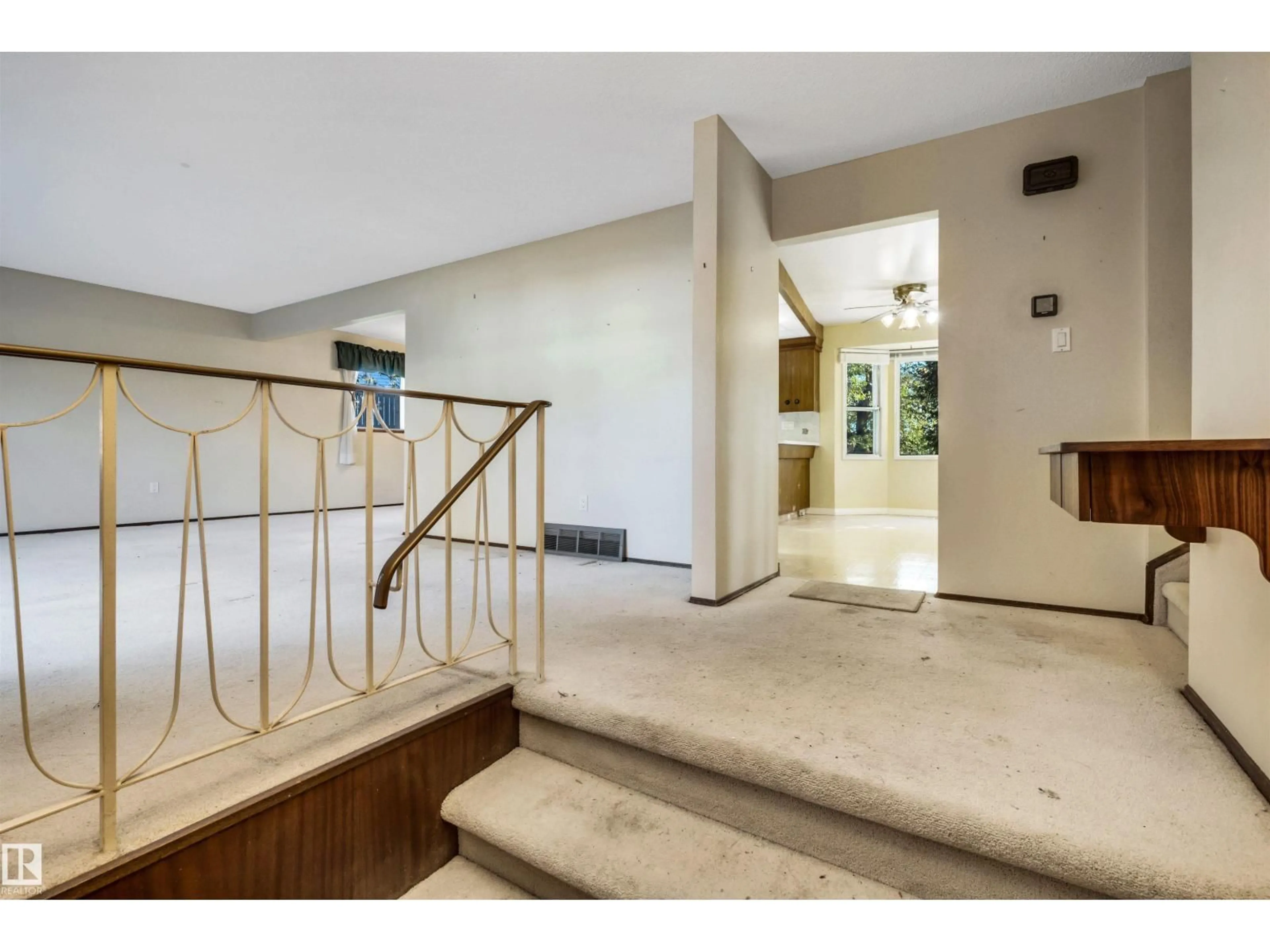 Indoor foyer for 26 GLENWOOD CR, St. Albert Alberta T8N1X5