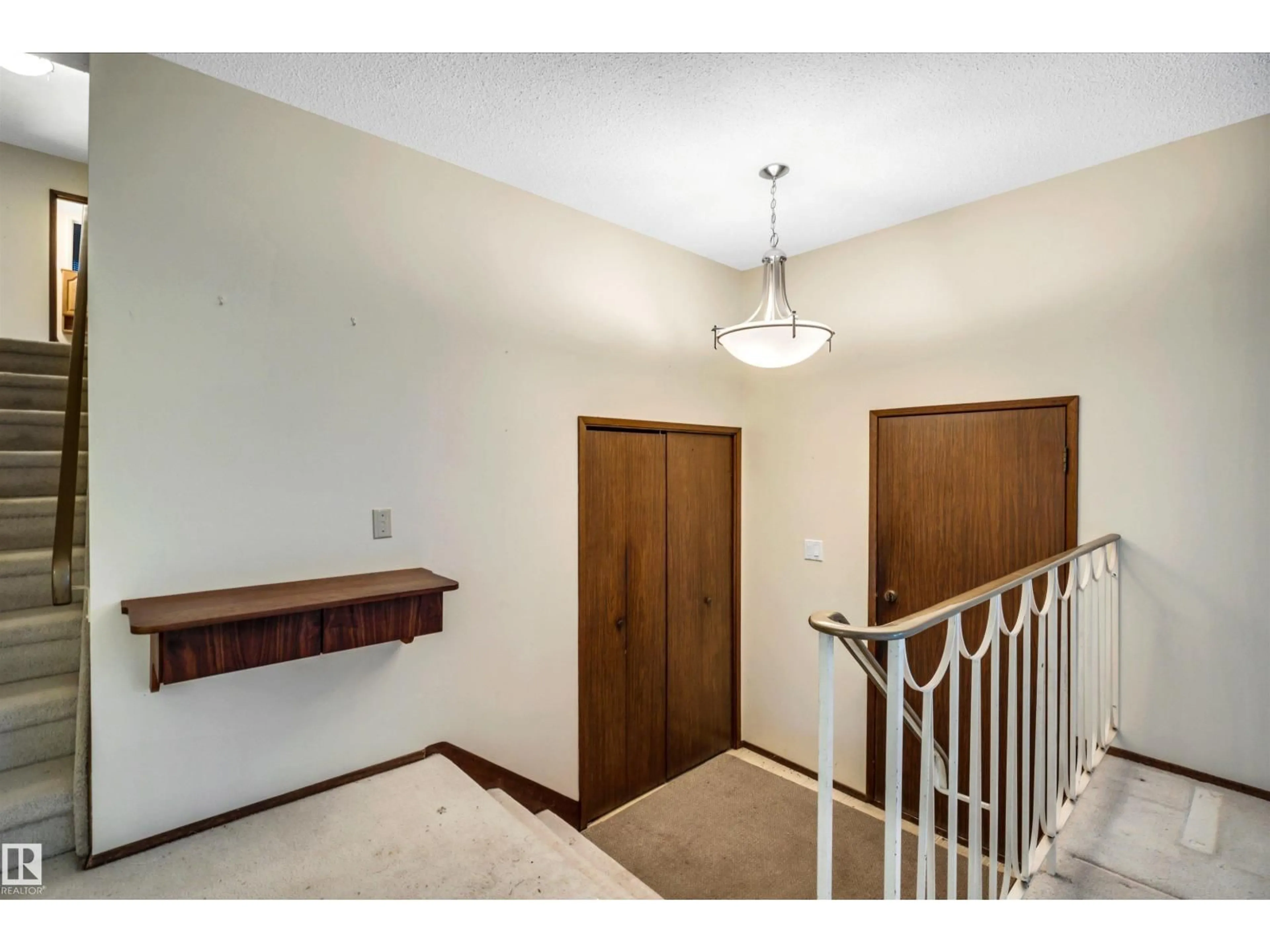 Indoor foyer for 26 GLENWOOD CR, St. Albert Alberta T8N1X5