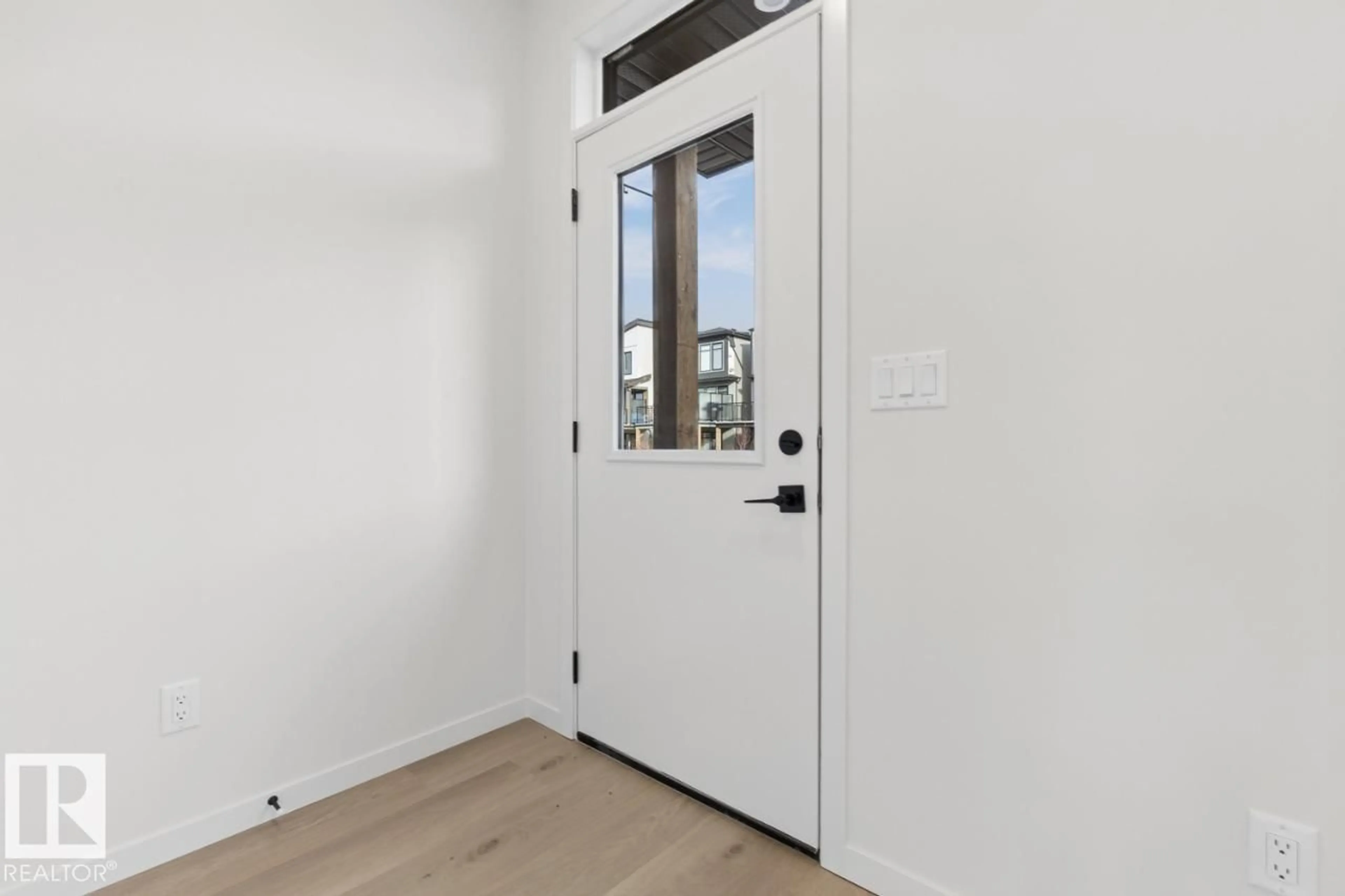 Indoor entryway for SW - 7530 KLAPSTEIN LI, Edmonton Alberta T6W5T2
