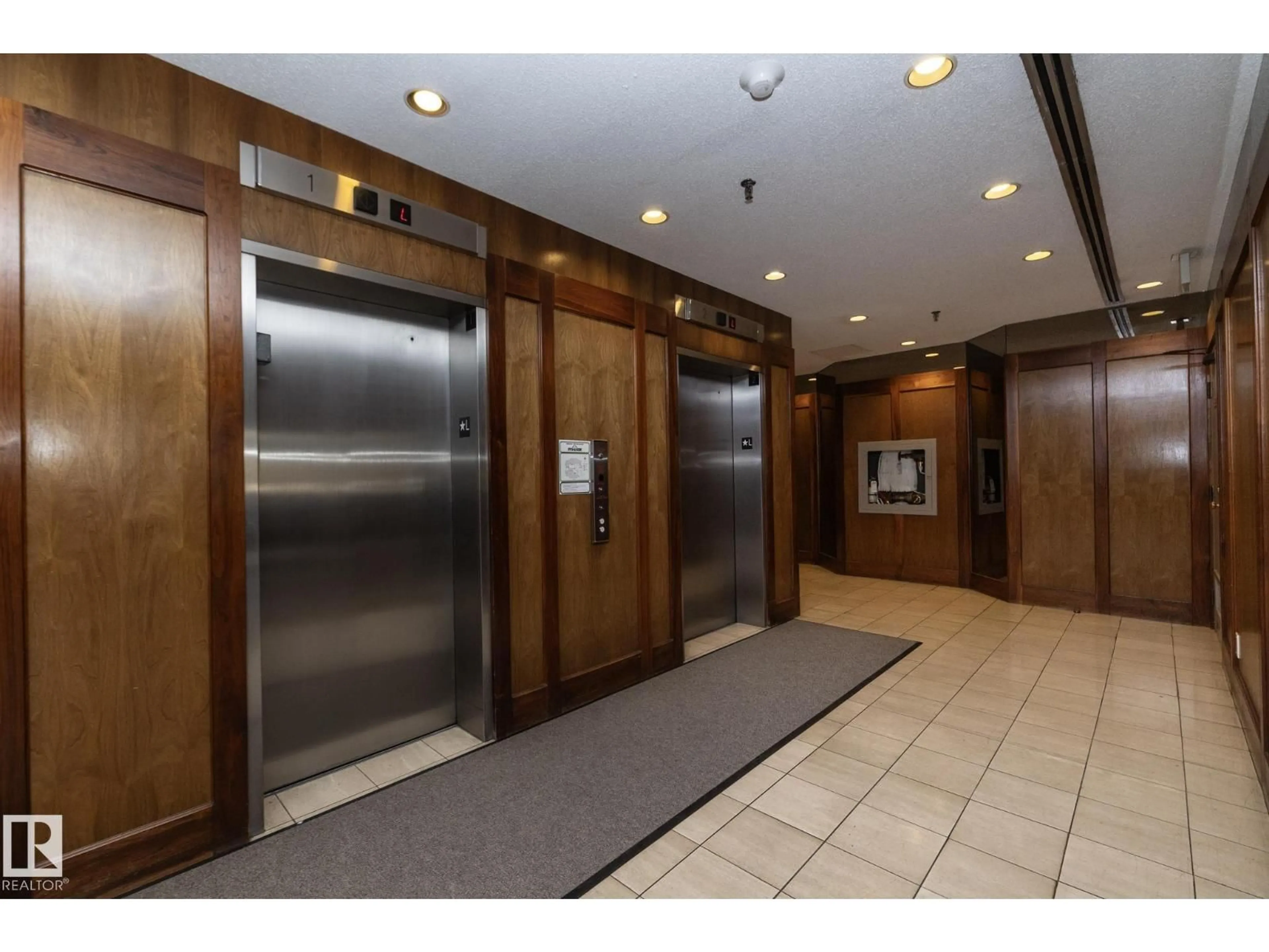 Indoor foyer for #503 - 10025 113 ST, Edmonton Alberta T5K2K8