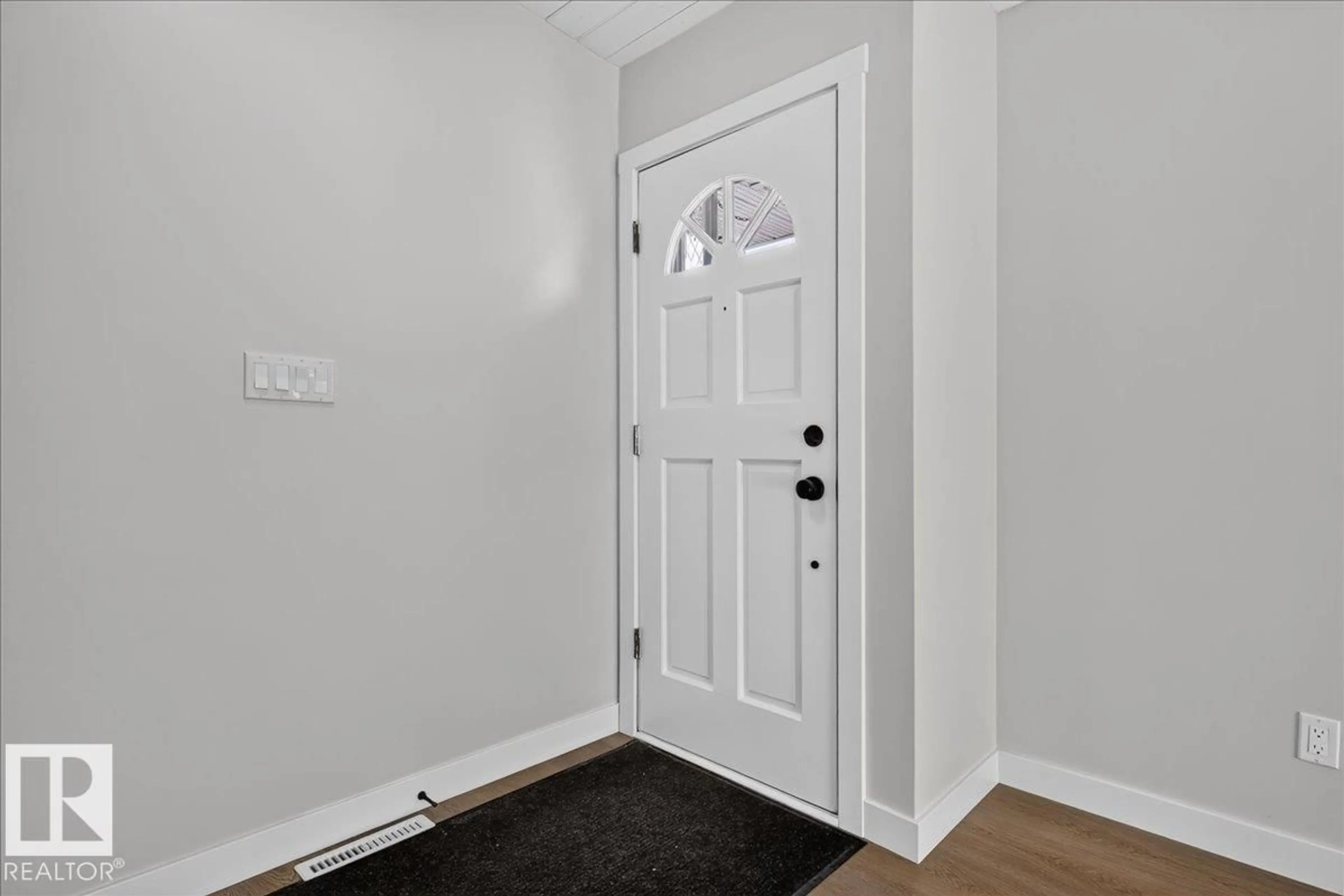 Indoor entryway for 4716 51 AV, Gibbons Alberta T0A1N0