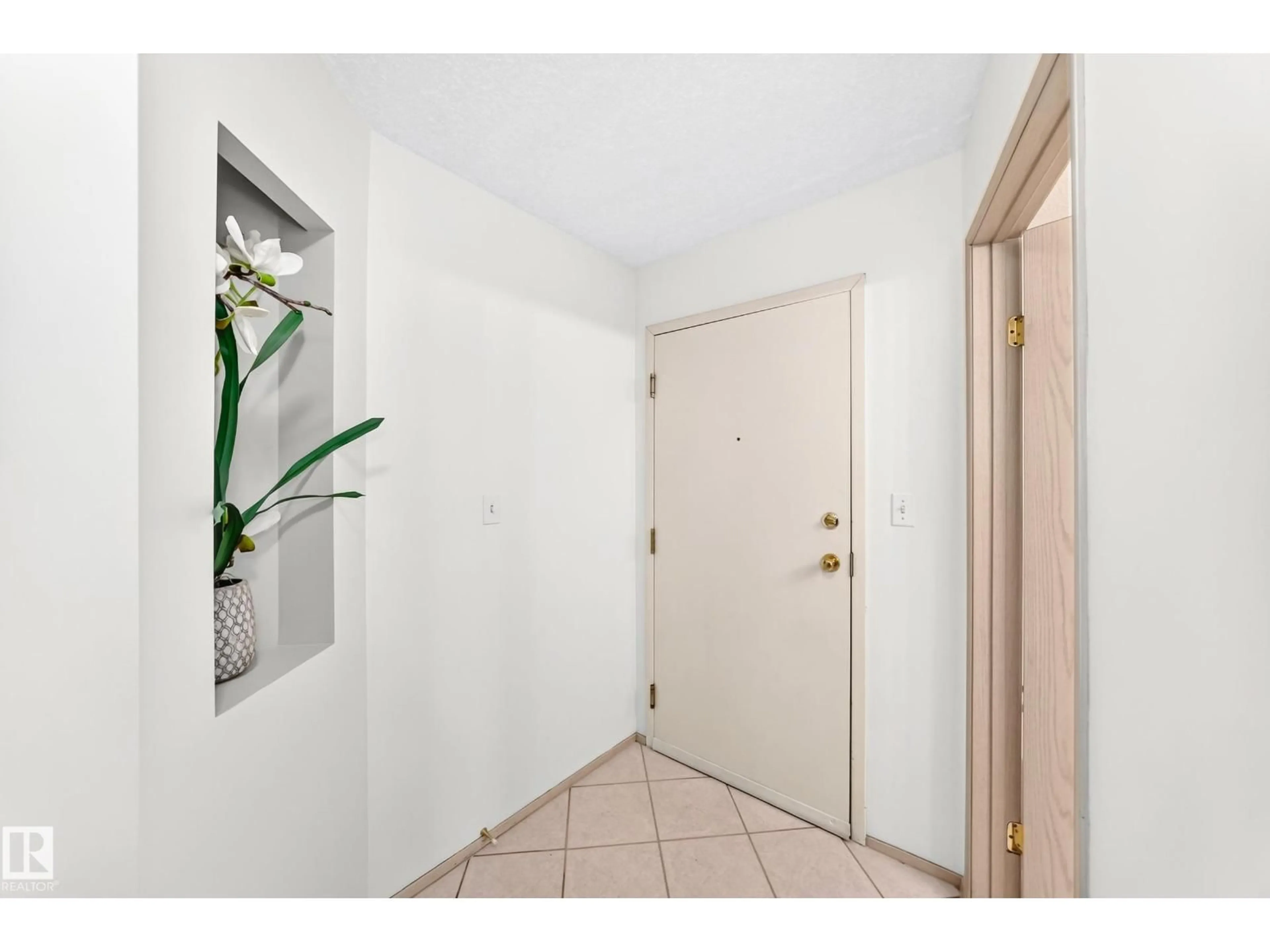 Indoor entryway for #201 - 4220 139 AV, Edmonton Alberta T5Y2Y2
