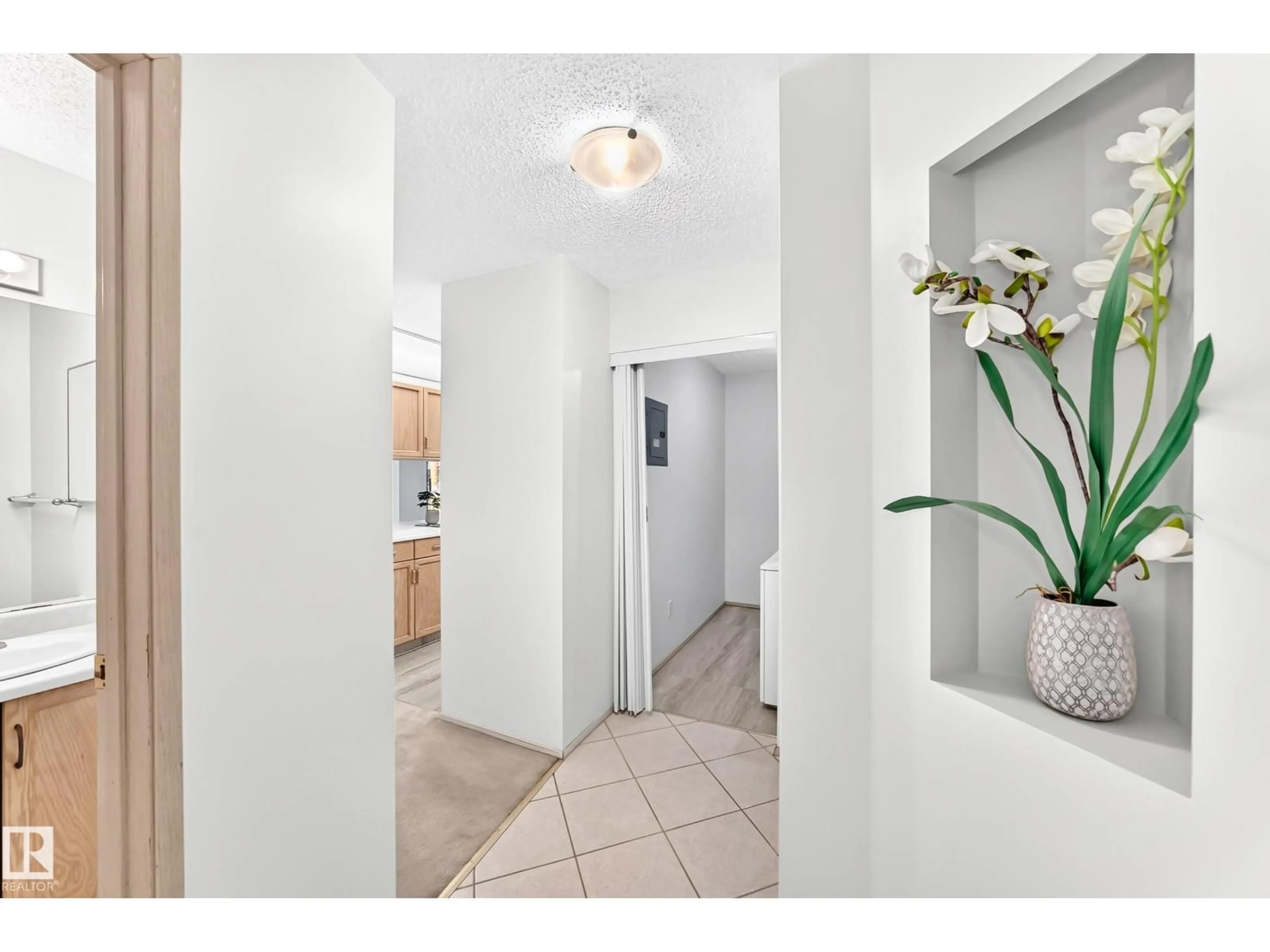 Indoor entryway for #201 - 4220 139 AV, Edmonton Alberta T5Y2Y2