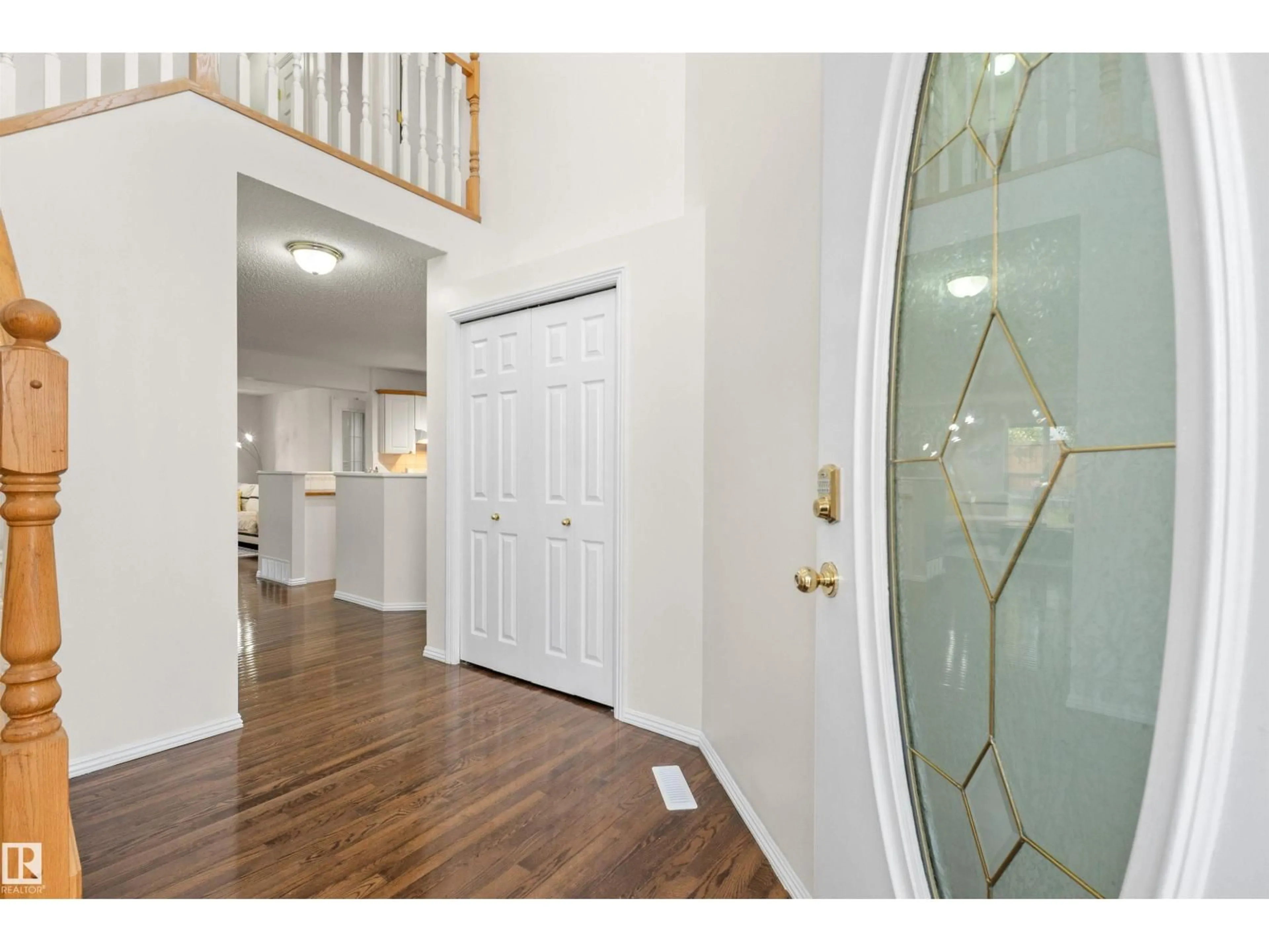 Indoor entryway for 305 WILD ROSE WY, Edmonton Alberta T6T1M7