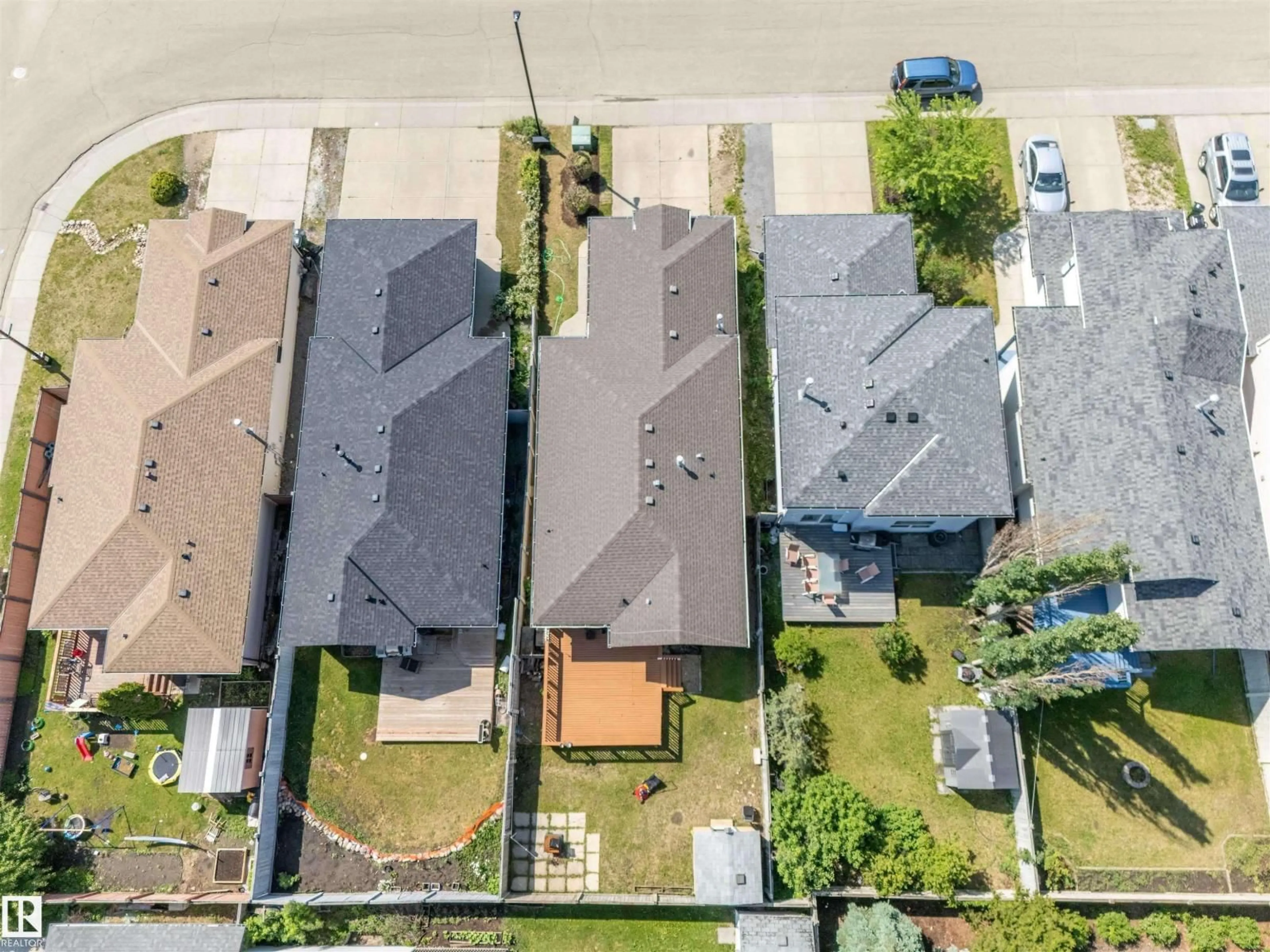 A pic from outside/outdoor area/front of a property/back of a property/a pic from drone, street for 3312 27 AVE, Edmonton Alberta T6T1P7