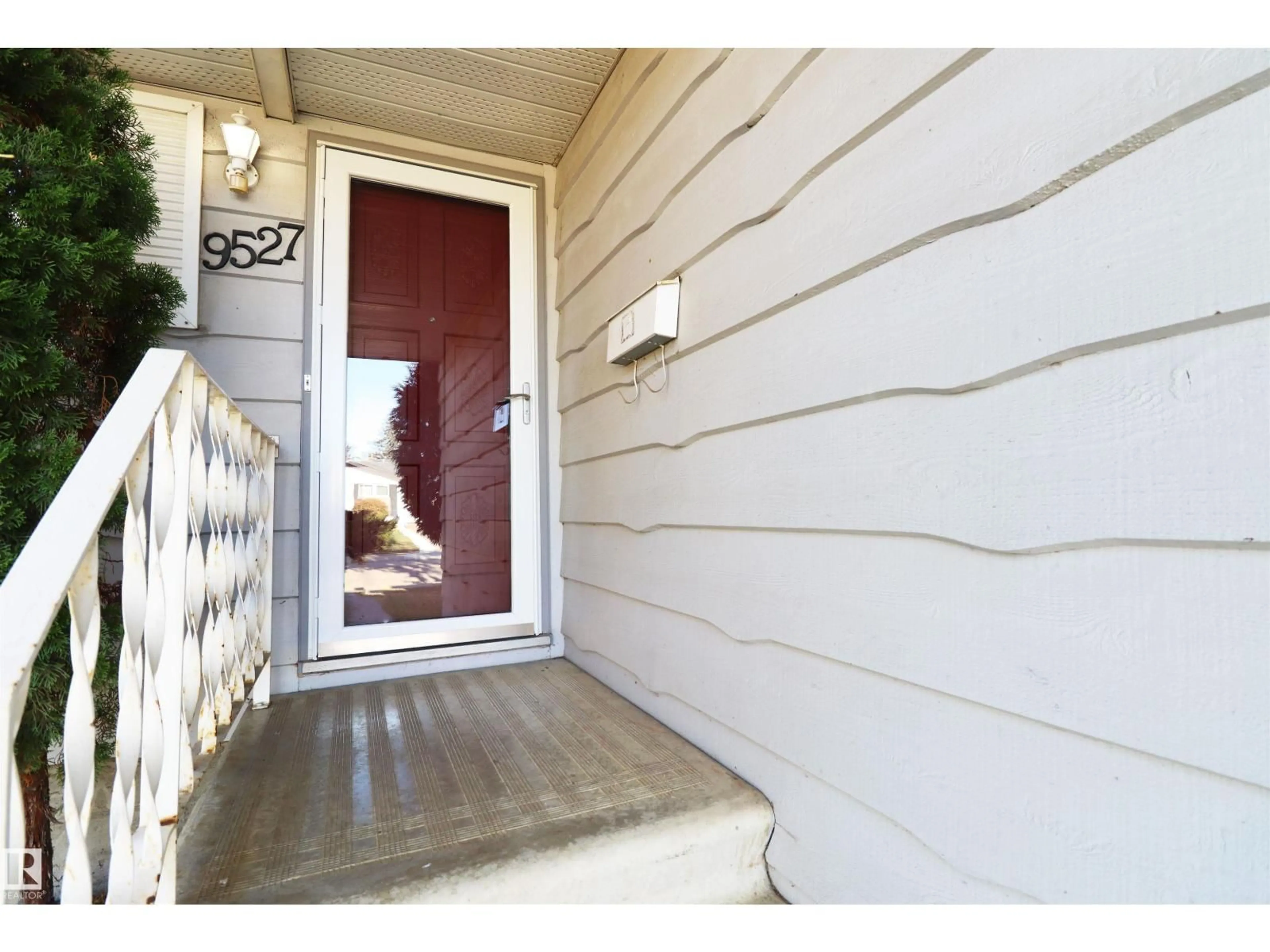 Indoor entryway for 9527 151 AV, Edmonton Alberta T5E2R2