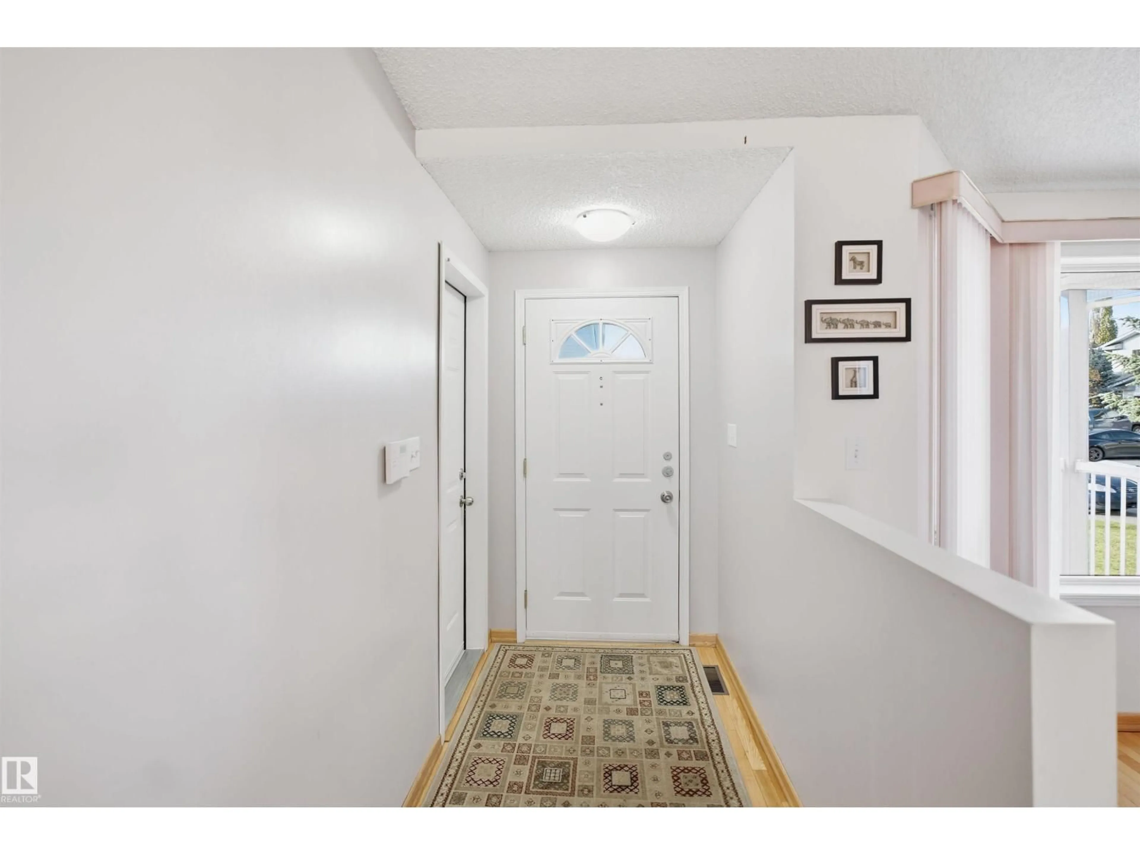 Indoor entryway for NW - 17007 90A ST, Edmonton Alberta T5Z2Y9