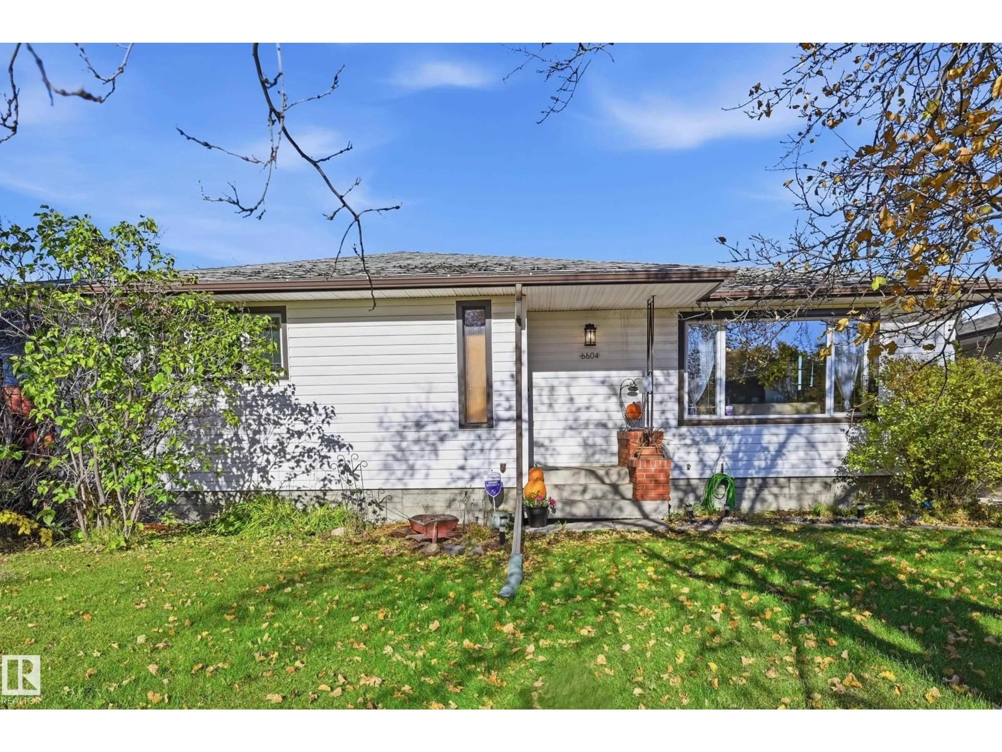 A pic from outside/outdoor area/front of a property/back of a property/a pic from drone, street for 6604 93 AV, Edmonton Alberta T6B0W5