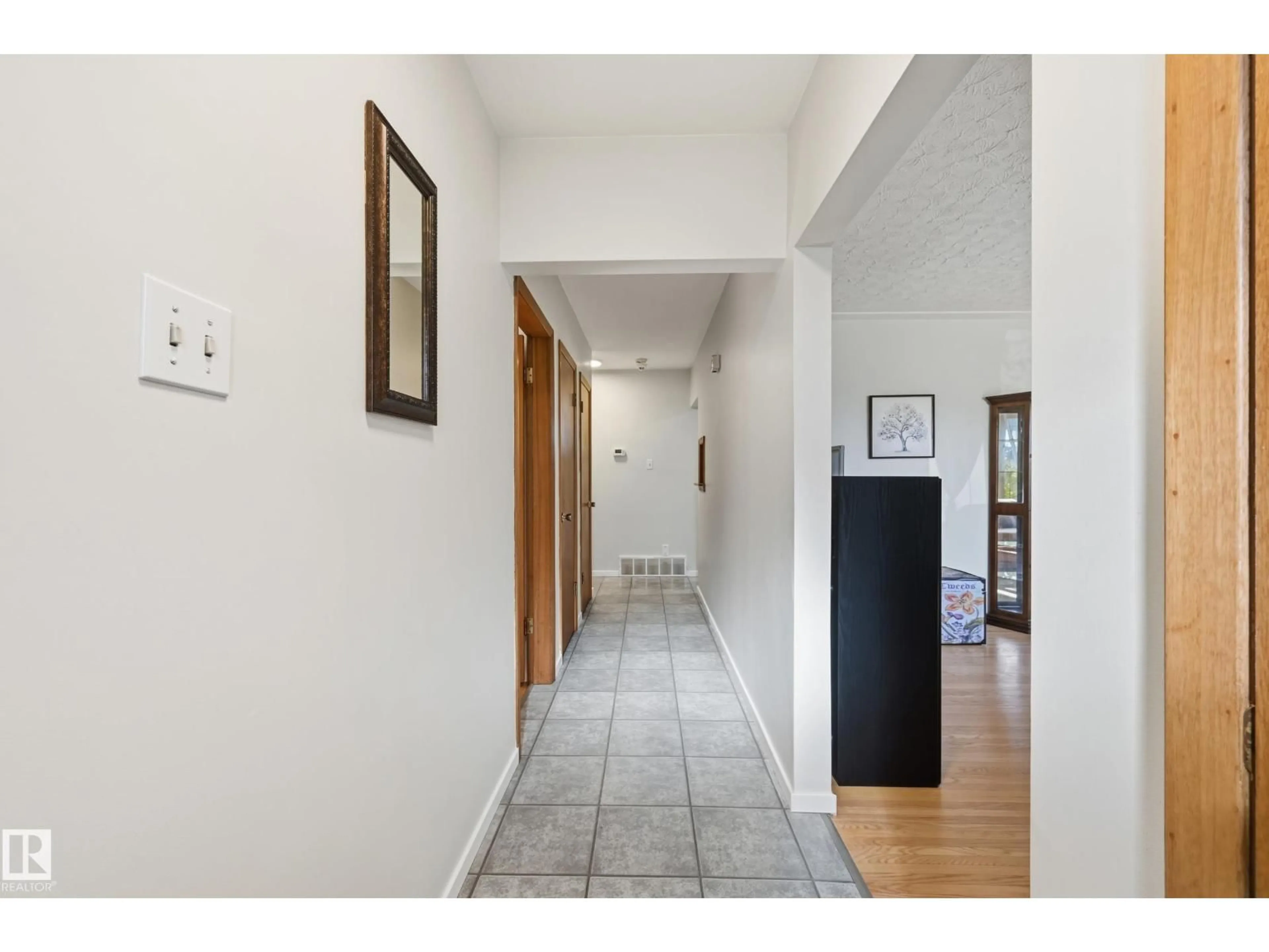 Indoor entryway for 6604 93 AV, Edmonton Alberta T6B0W5