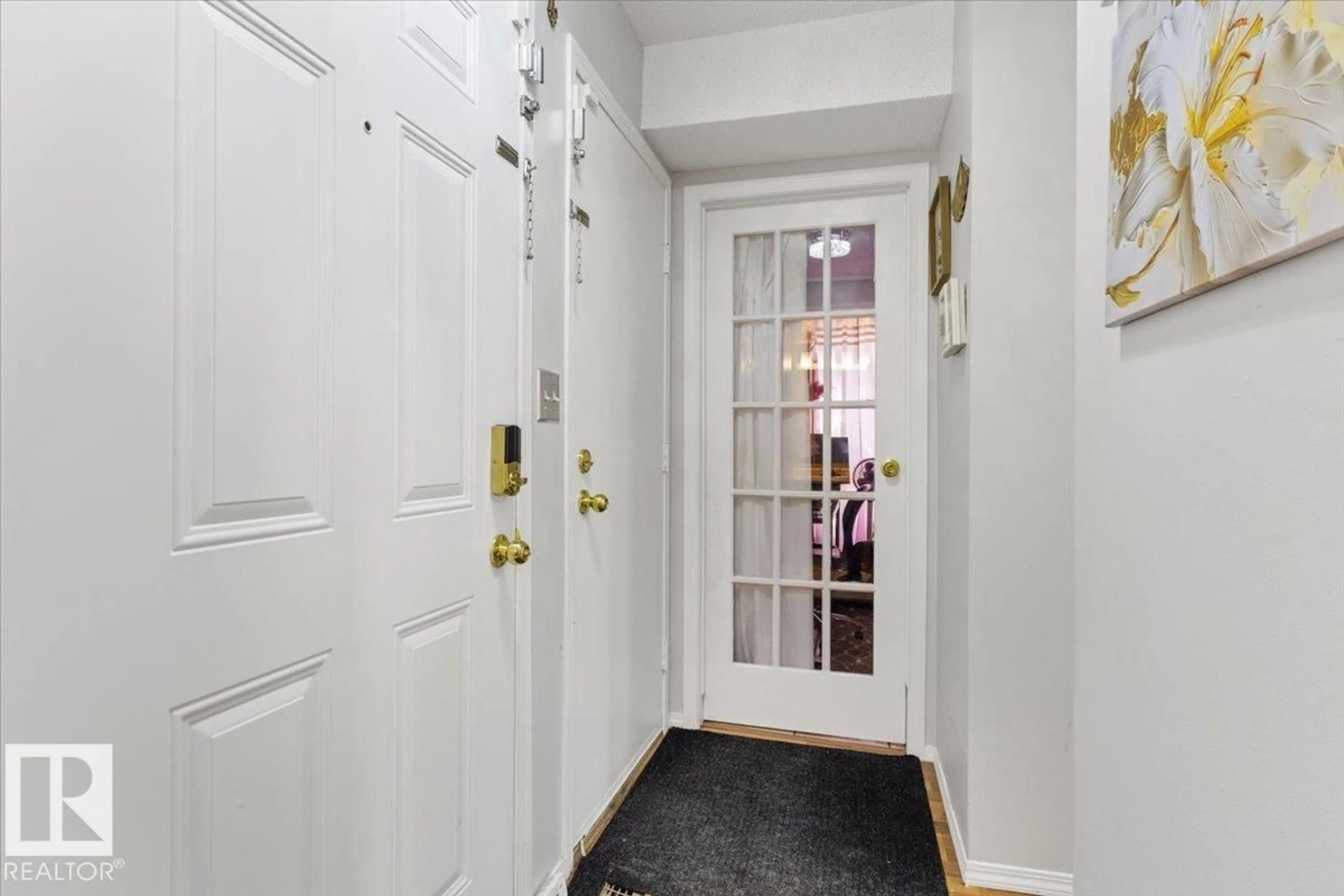 Indoor foyer for NW - 16957 95 ST, Edmonton Alberta T5Z1Z4