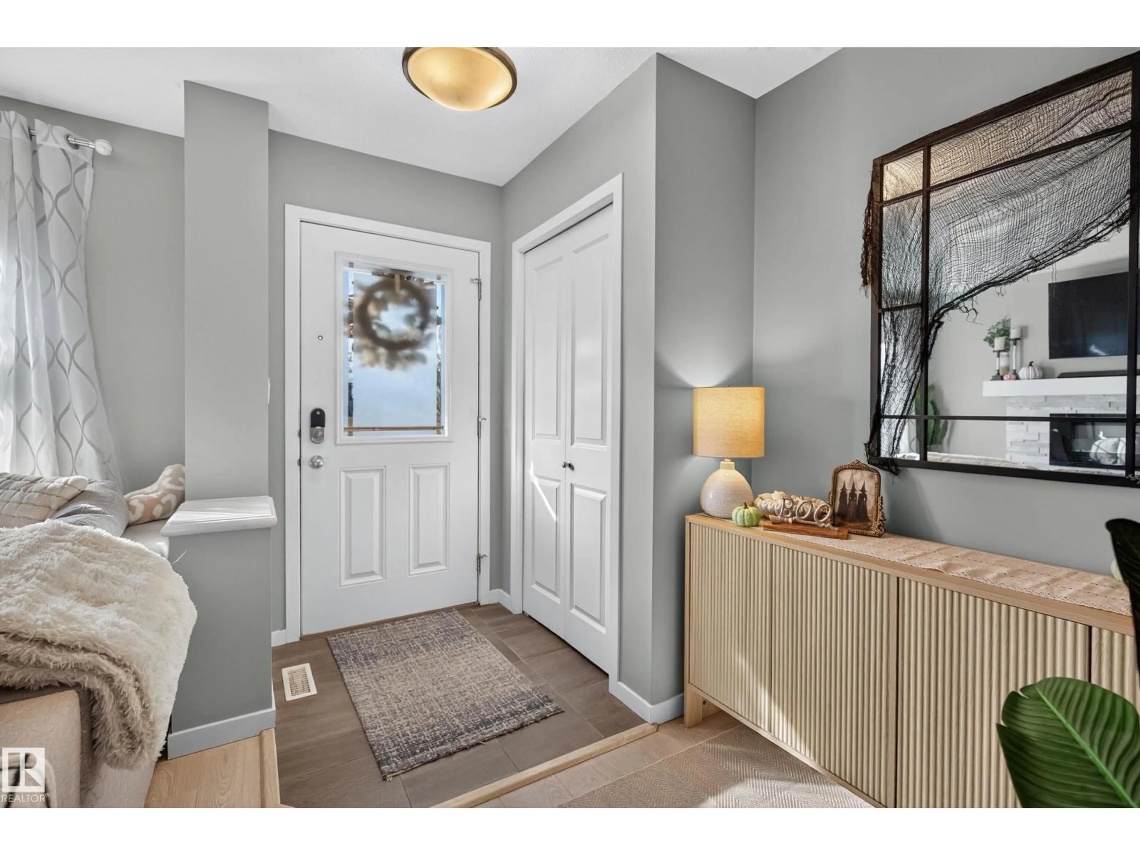 Indoor entryway for 1047 PAISLEY DR, Edmonton Alberta T6W4E1