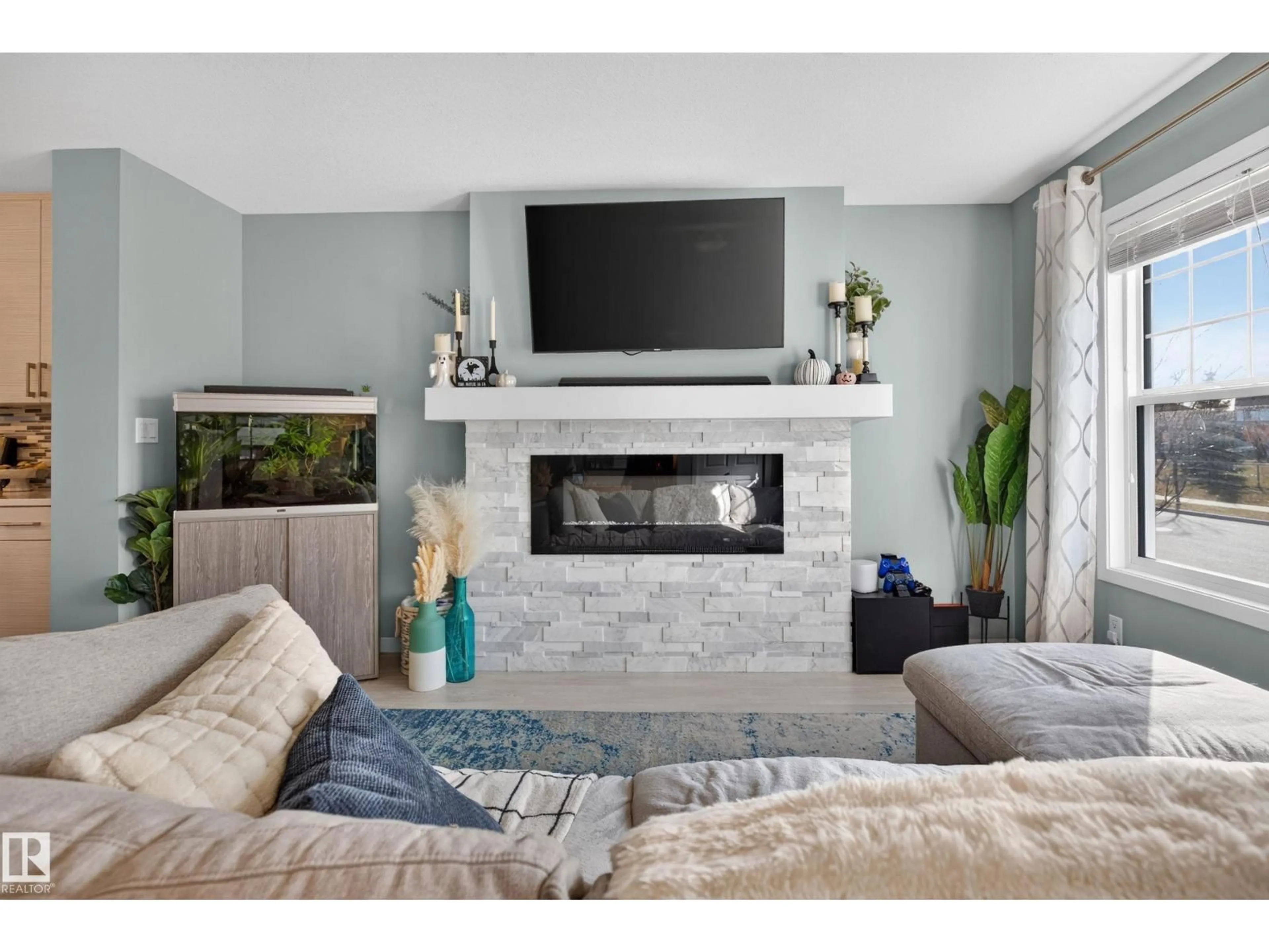 Living room with furniture, unknown for 1047 PAISLEY DR, Edmonton Alberta T6W4E1