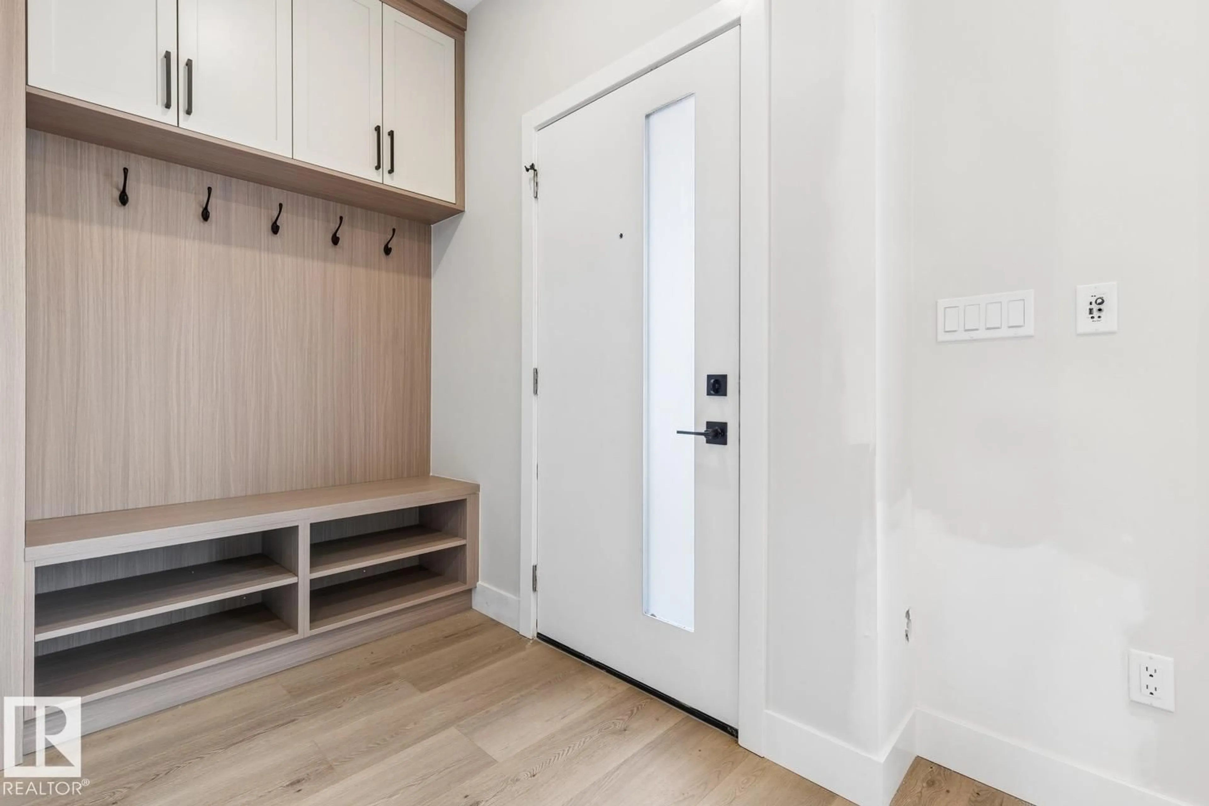 Indoor entryway for 494 ROBINSON BV, Leduc Alberta T9E1Z3
