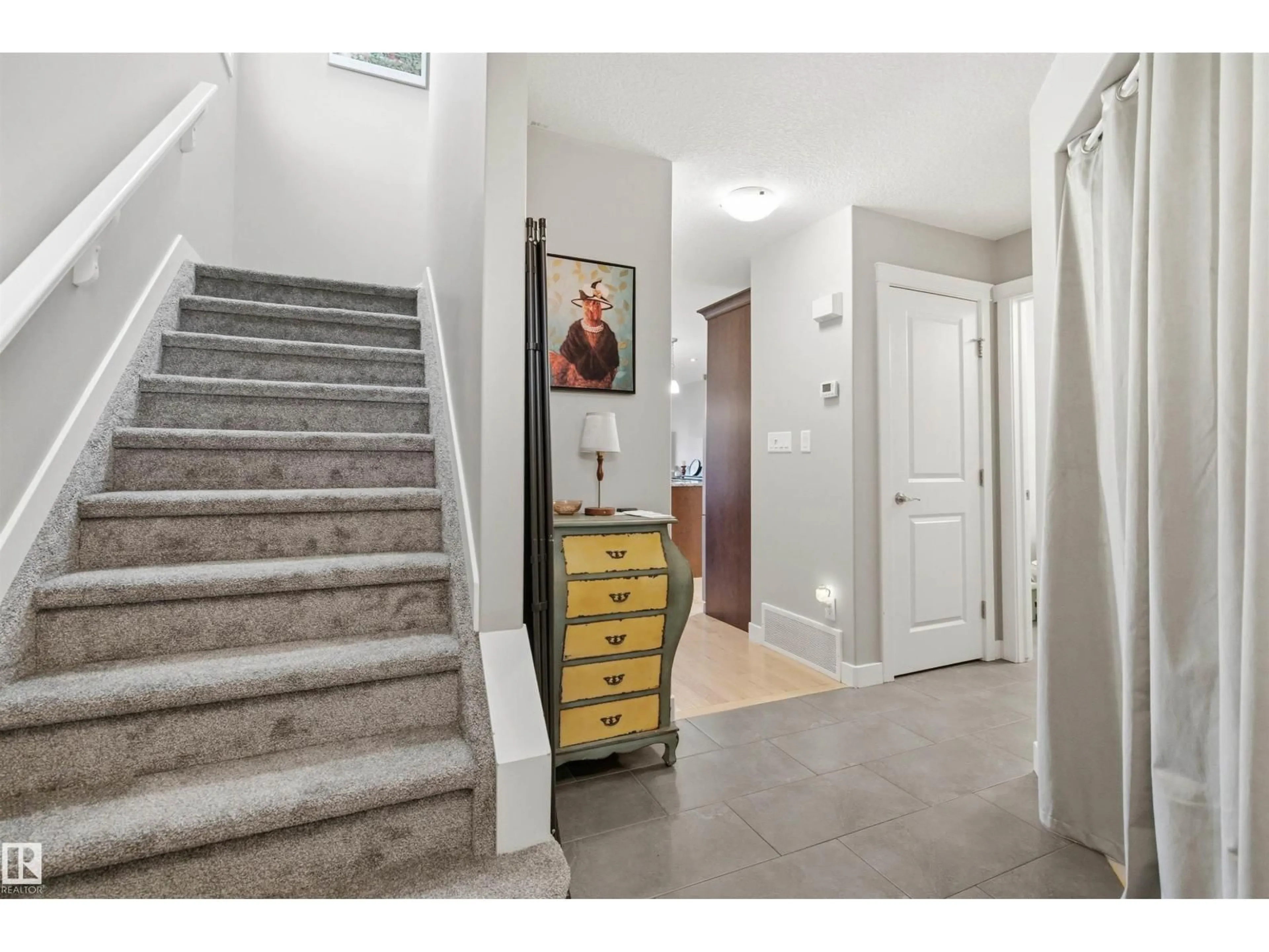 Indoor entryway for 12041 103 ST, Edmonton Alberta T5G2J7