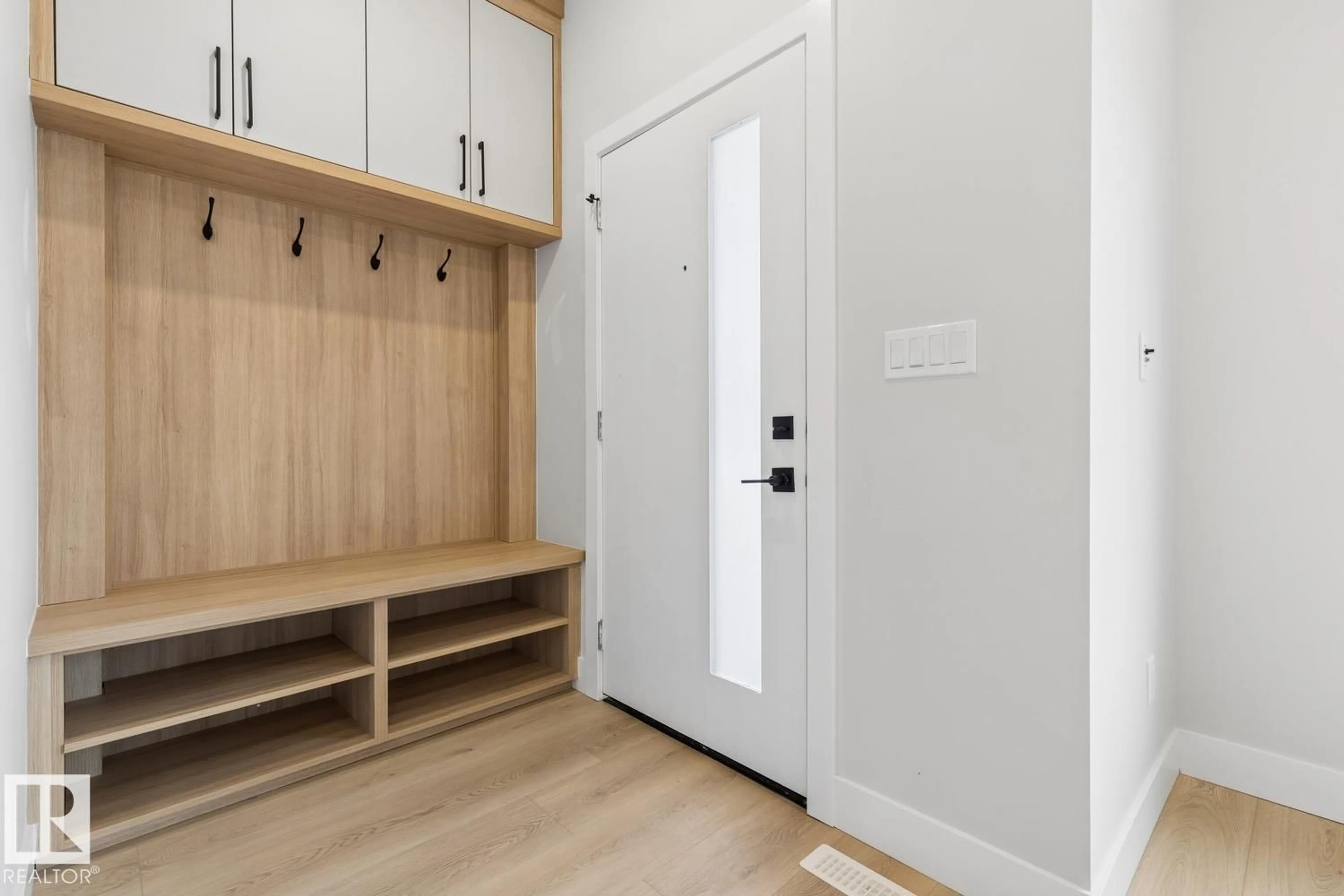 Indoor entryway for 496 ROBINSON BV, Leduc Alberta T9E1Z3