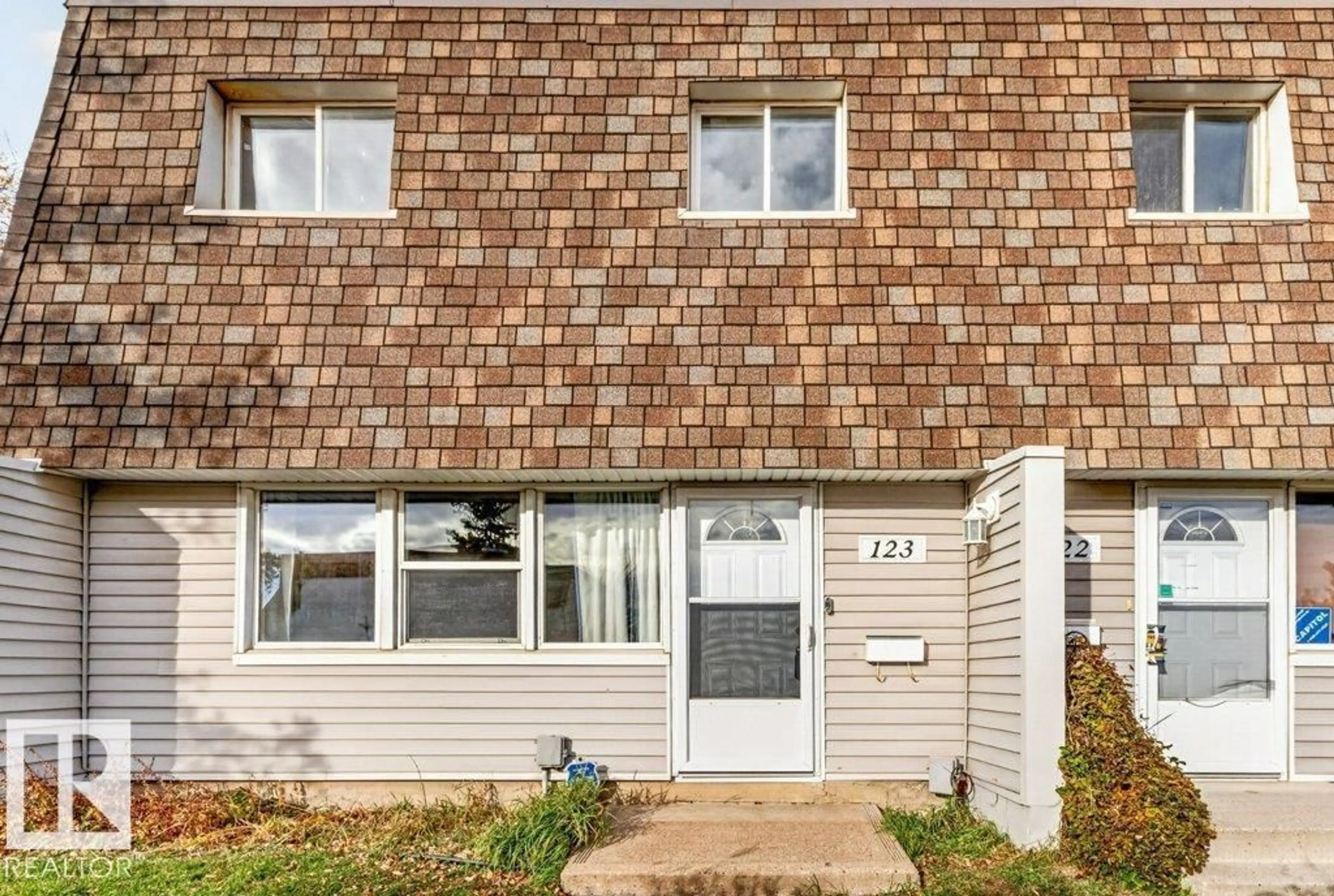 Home with vinyl exterior material, street for 123 VILLAGE ON THE GR NW, Edmonton Alberta T5A1H2