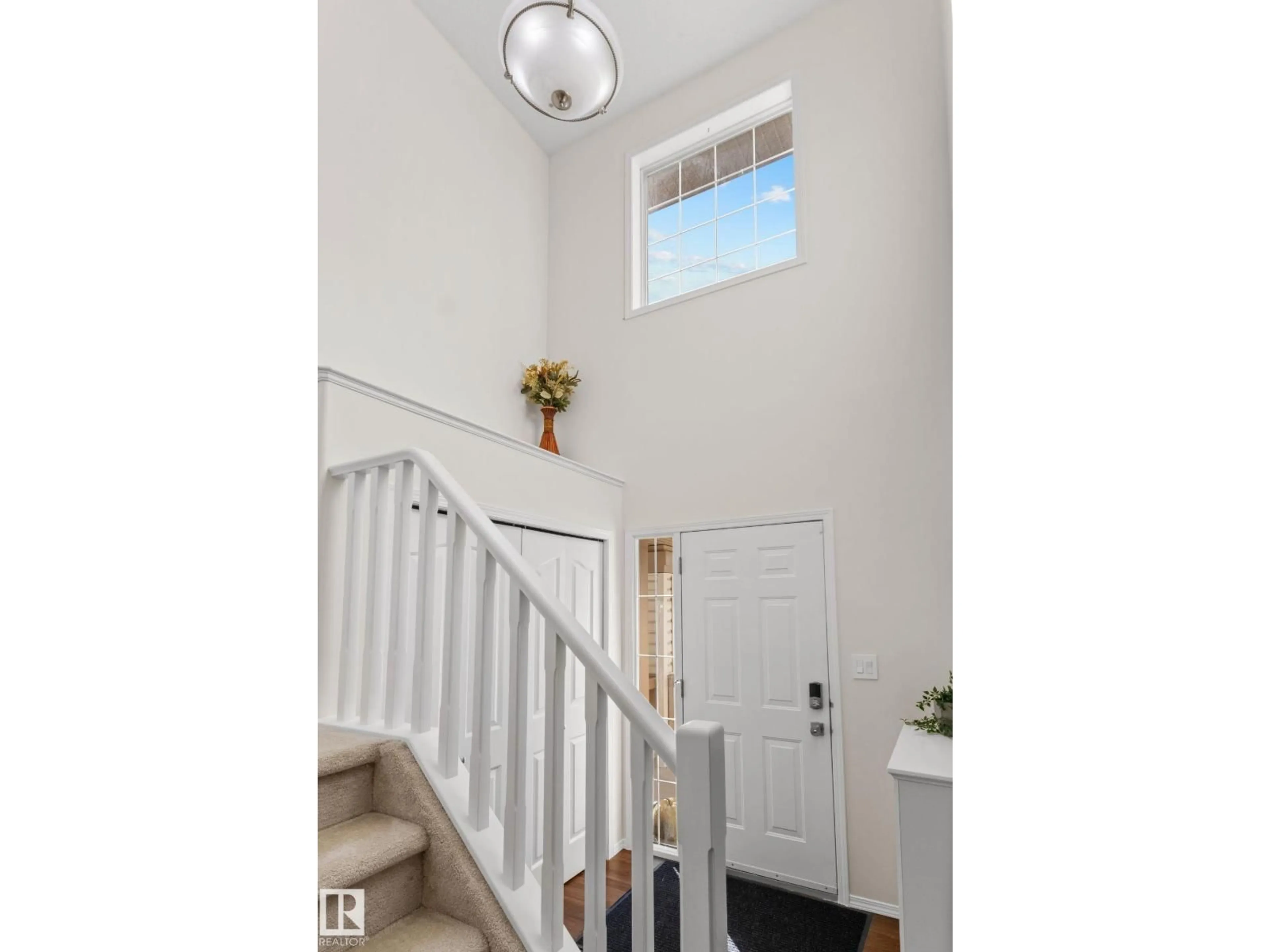 Indoor entryway for 1912 35A AV, Edmonton Alberta T6T1Y9