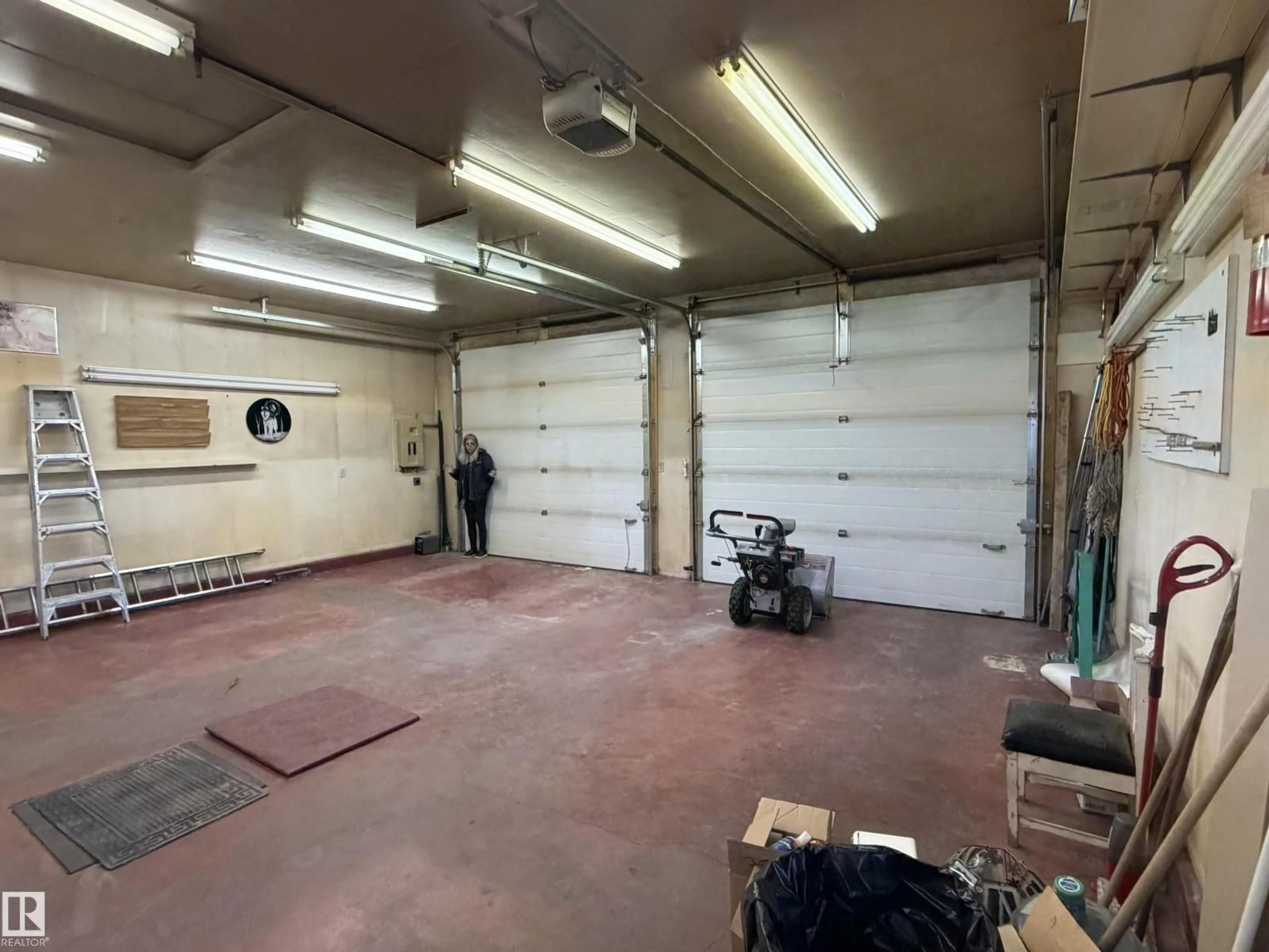 Indoor garage for 12032 69 ST, Edmonton Alberta T5B1S6