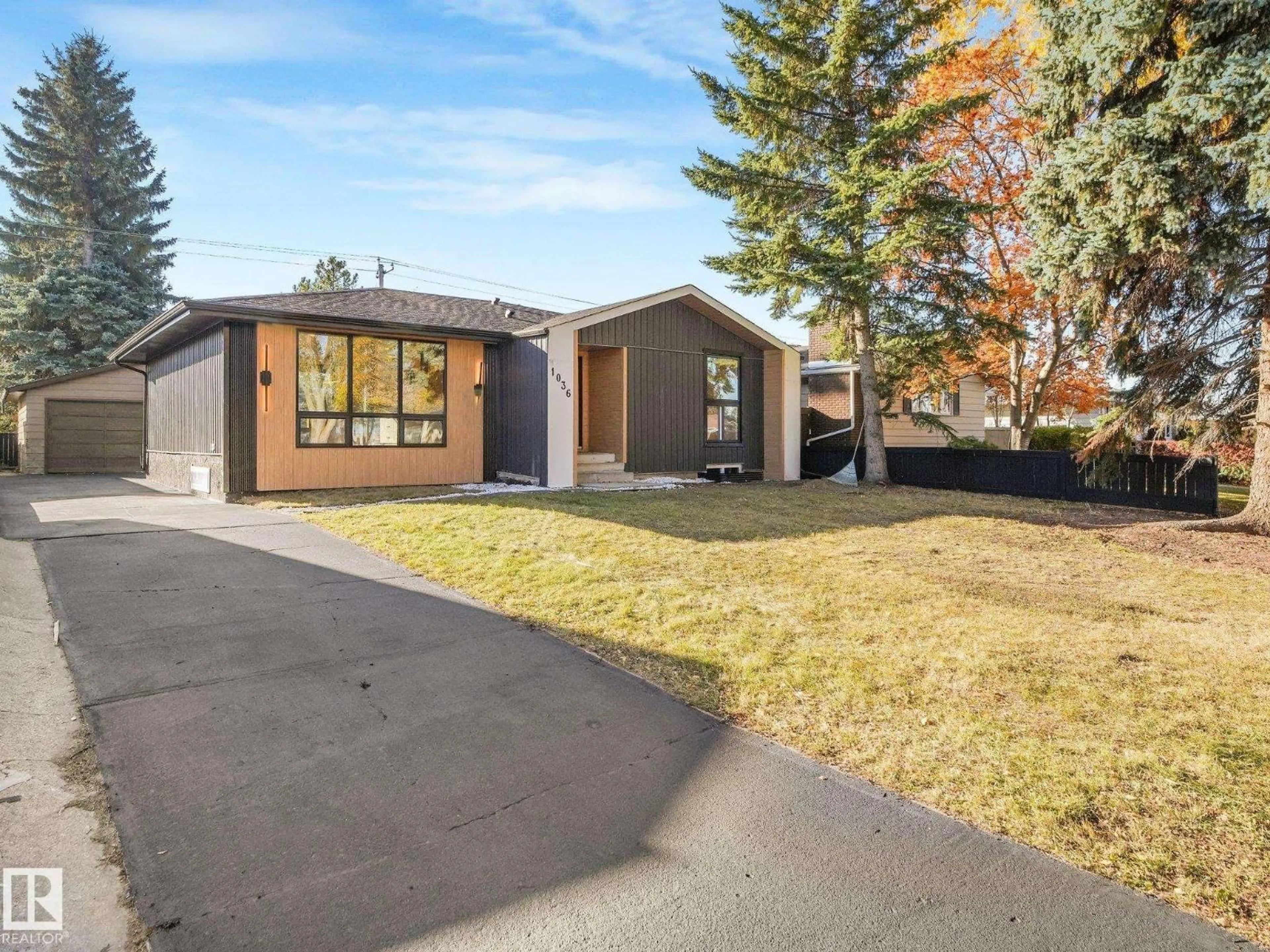 Home with vinyl exterior material, street for 1036 MOYER DR, Sherwood Park Alberta T8A1E6
