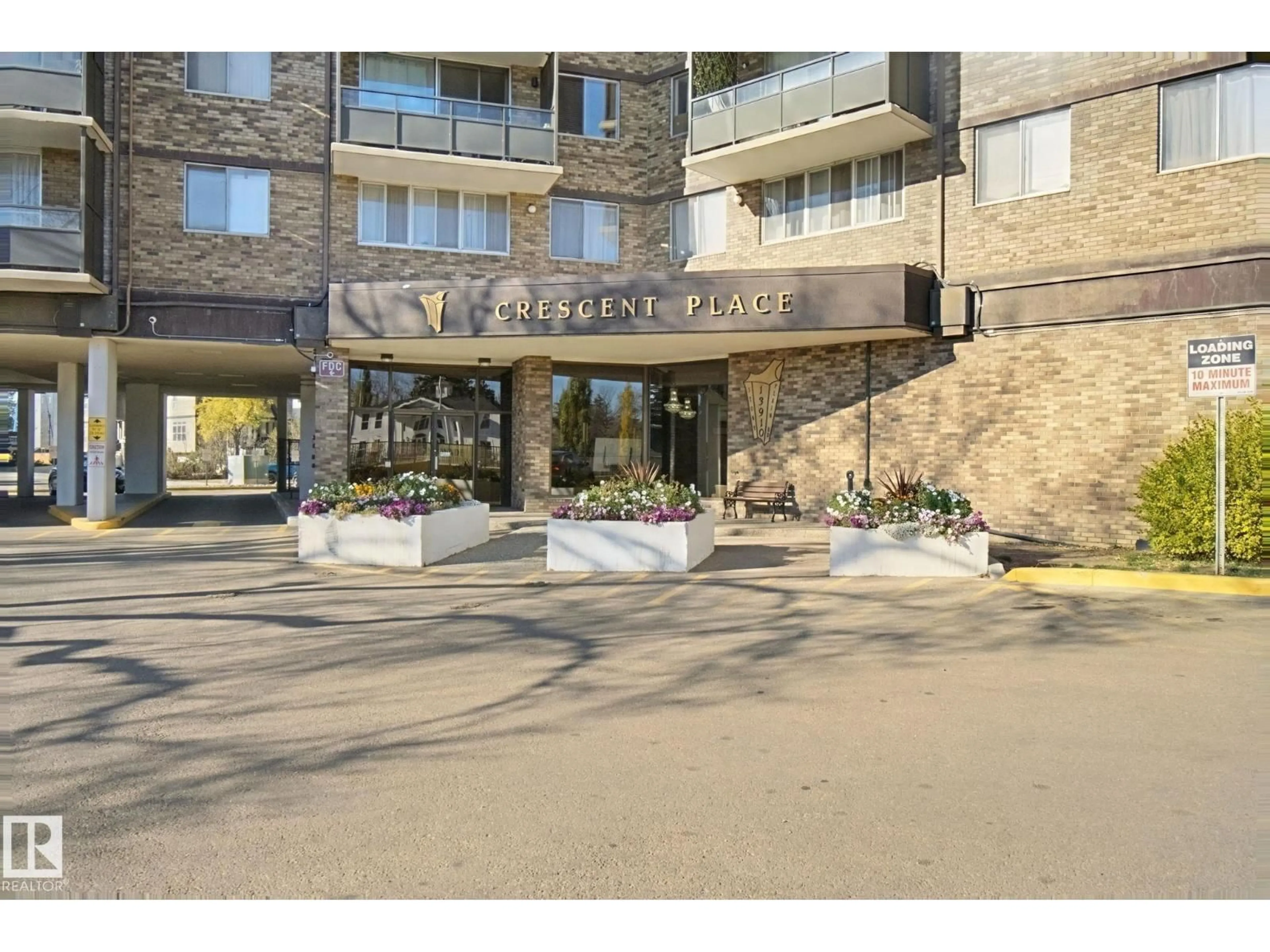 Indoor foyer for 1114 STONY PLAIN RD, Edmonton Alberta T5N3R2