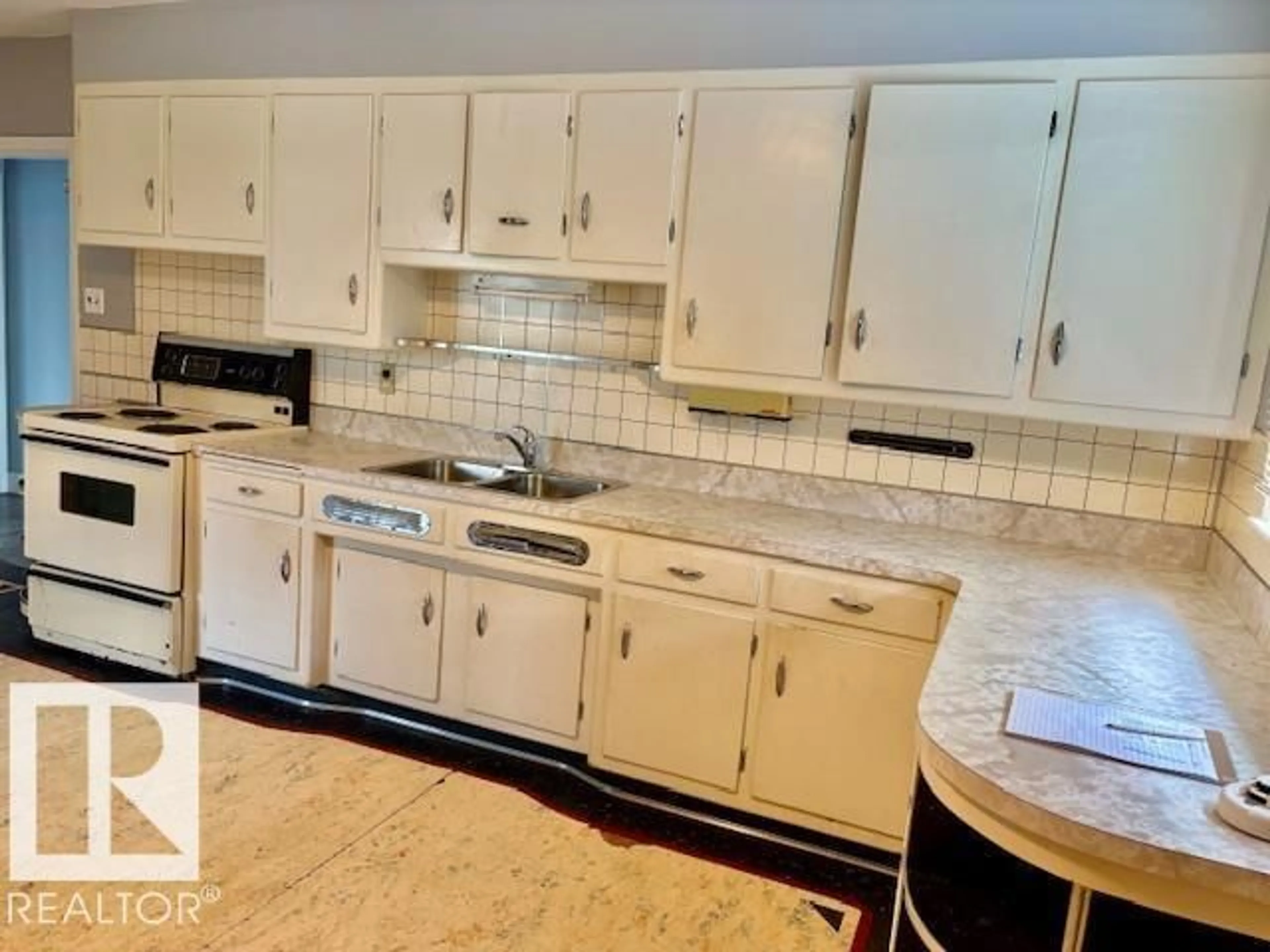 Standard kitchen, ceramic/tile floor for 5042 49 AV, Vegreville Alberta T9C1L9