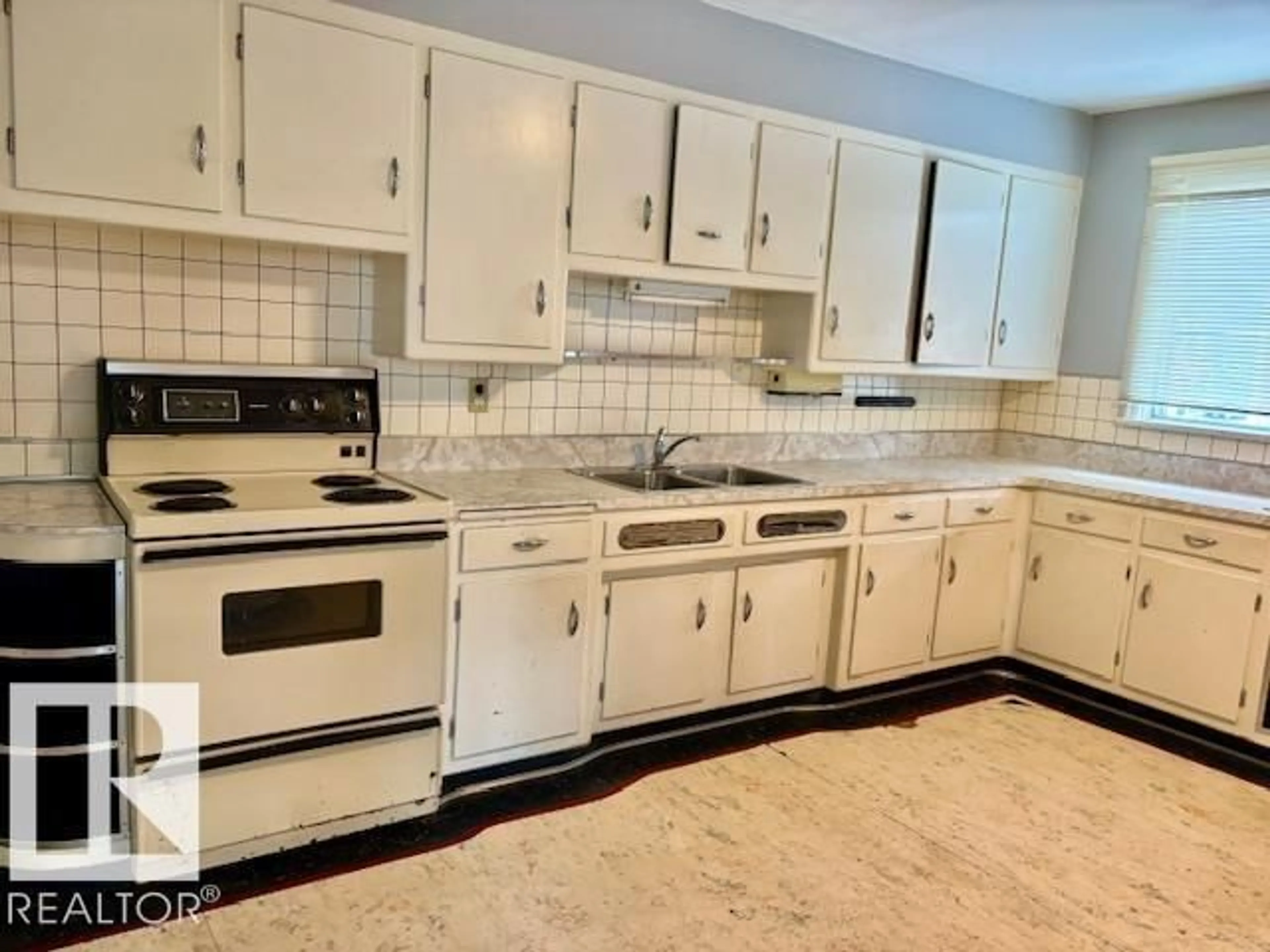 Standard kitchen, unknown for 5042 49 AV, Vegreville Alberta T9C1L9