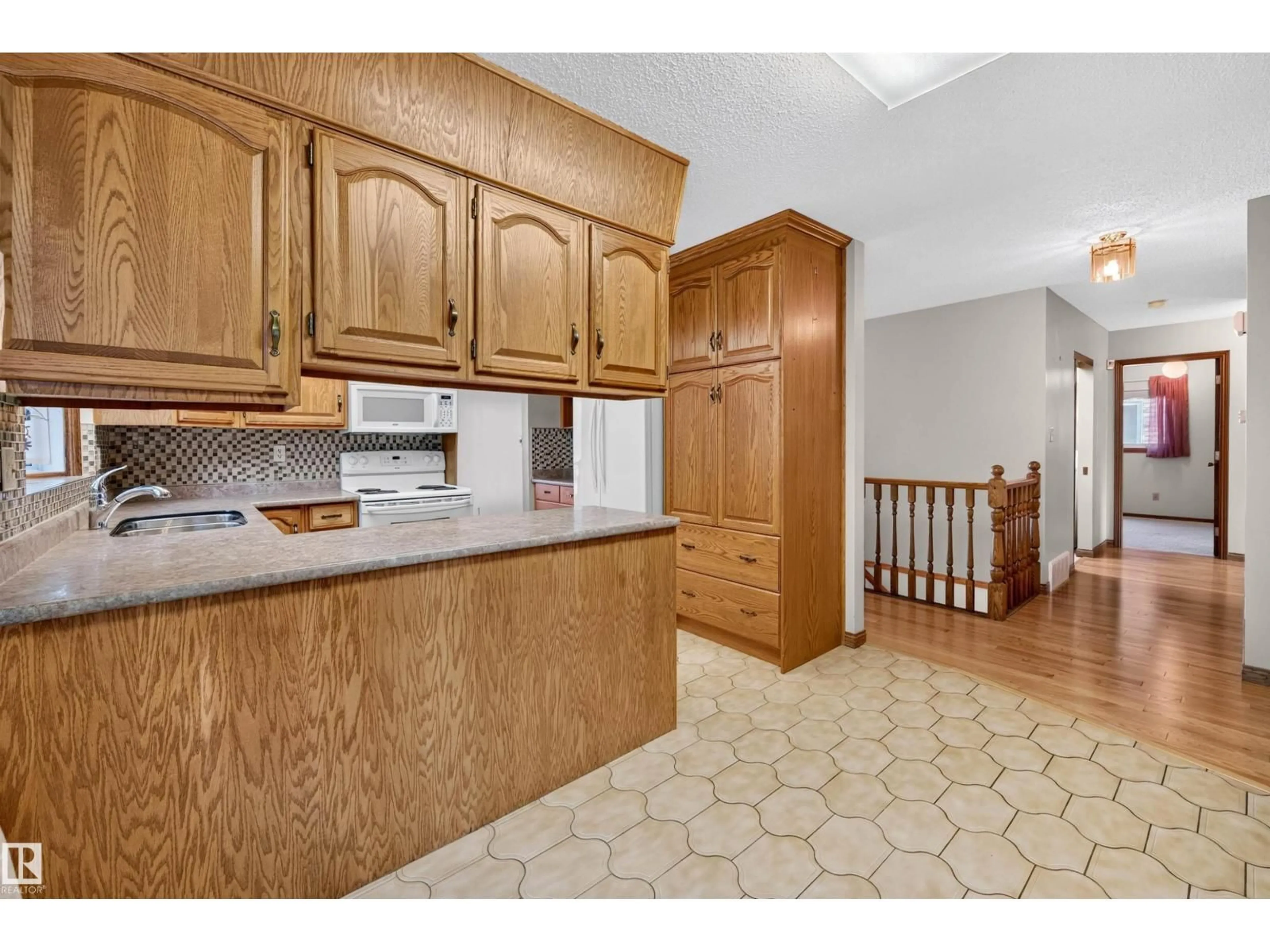 Standard kitchen, unknown for 7 LANGHOLM DR, St. Albert Alberta T8N3M7